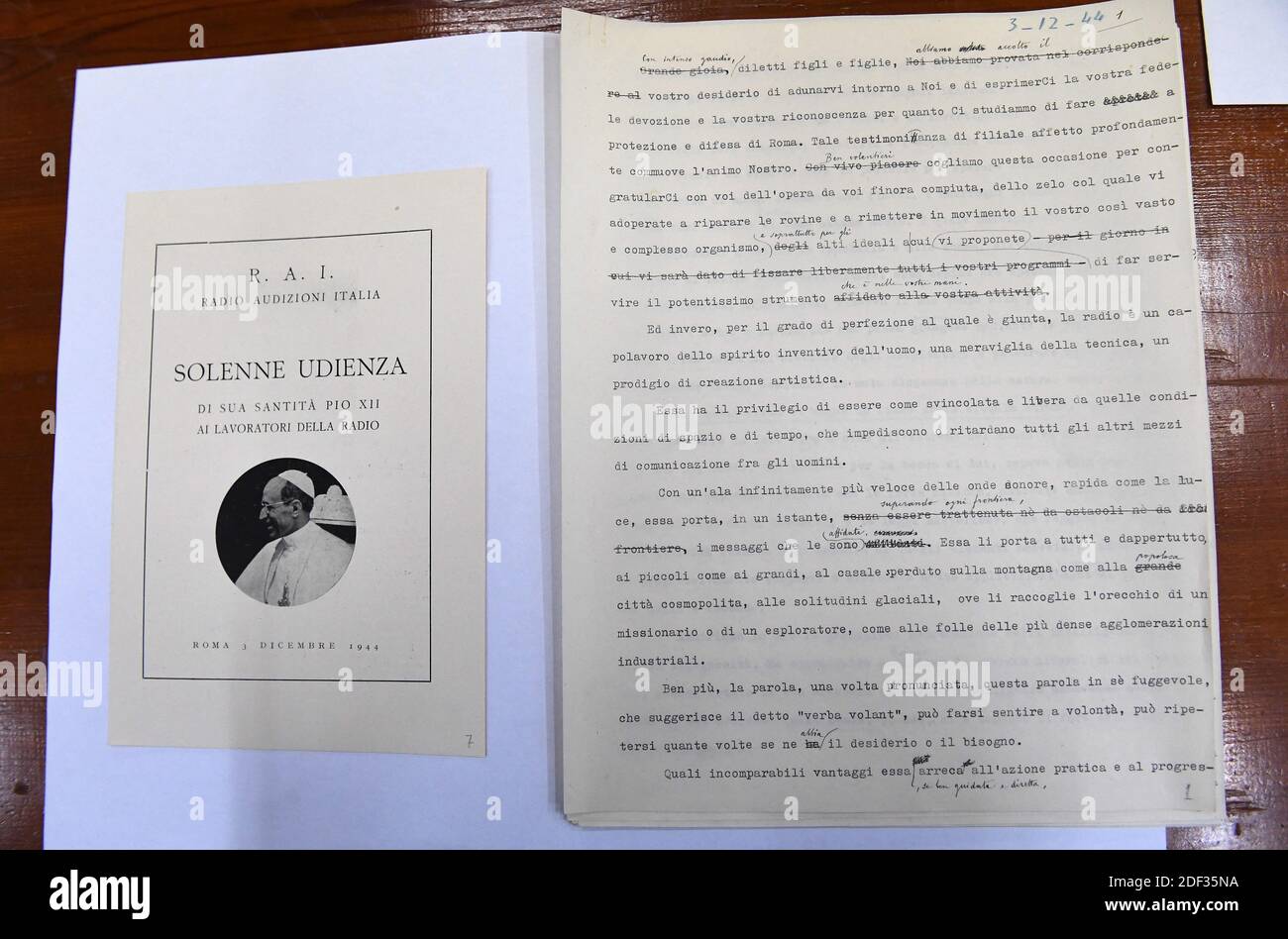 Un discours du pape Pie XII aux travailleurs de la RAI (radio Audizioni Italia) est présenté aux Archives secrètes du Vatican le 27 février 2020 au Vatican. L'Archivum Secretum Vaticanum est l'archive centrale du Saint-Siège où sont conservés tous les documents concernant le gouvernement et l'activité pastorale du souverain pontife romain et les bureaux du Saint-Siège. Le Vatican est prévu pour ouvrir les archives secrètes du pape Pie XII, le pape de l'époque de la Seconde Guerre mondiale, dont le bilan pendant l'Holocauste a fait l'objet d'un examen approfondi. L'archive sera ouverte le 2 mars. Certains groupes juifs et historiens ont dit P Banque D'Images