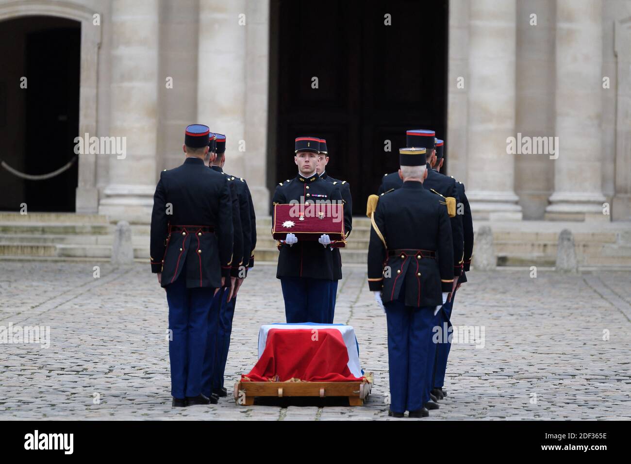 Le cercueil à un hommage national à la mémoire de Jean Daniel, fondateur du magazine français nouvel Observateur, à l'Hôtel des Invalides à Paris, France, le 28 février 2020. Photo de Jacques Witt/Pool/ABACAPRESS.COM Banque D'Images