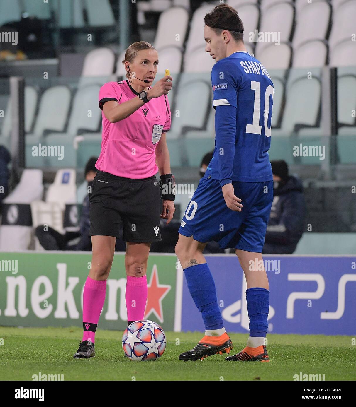 Turin, Italie. 2 décembre 2020. L'arbitre Stephanie Frappart (L) s'entretient avec Mykola Sheparenko de Dynamo Kyiv lors du match G de la Ligue des champions de l'UEFA entre le FC Juventus et Dynamo Kyiv à Turin (Italie), le 2 décembre 2020. Credit: Federico Tardito/Xinhua/Alamy Live News Banque D'Images