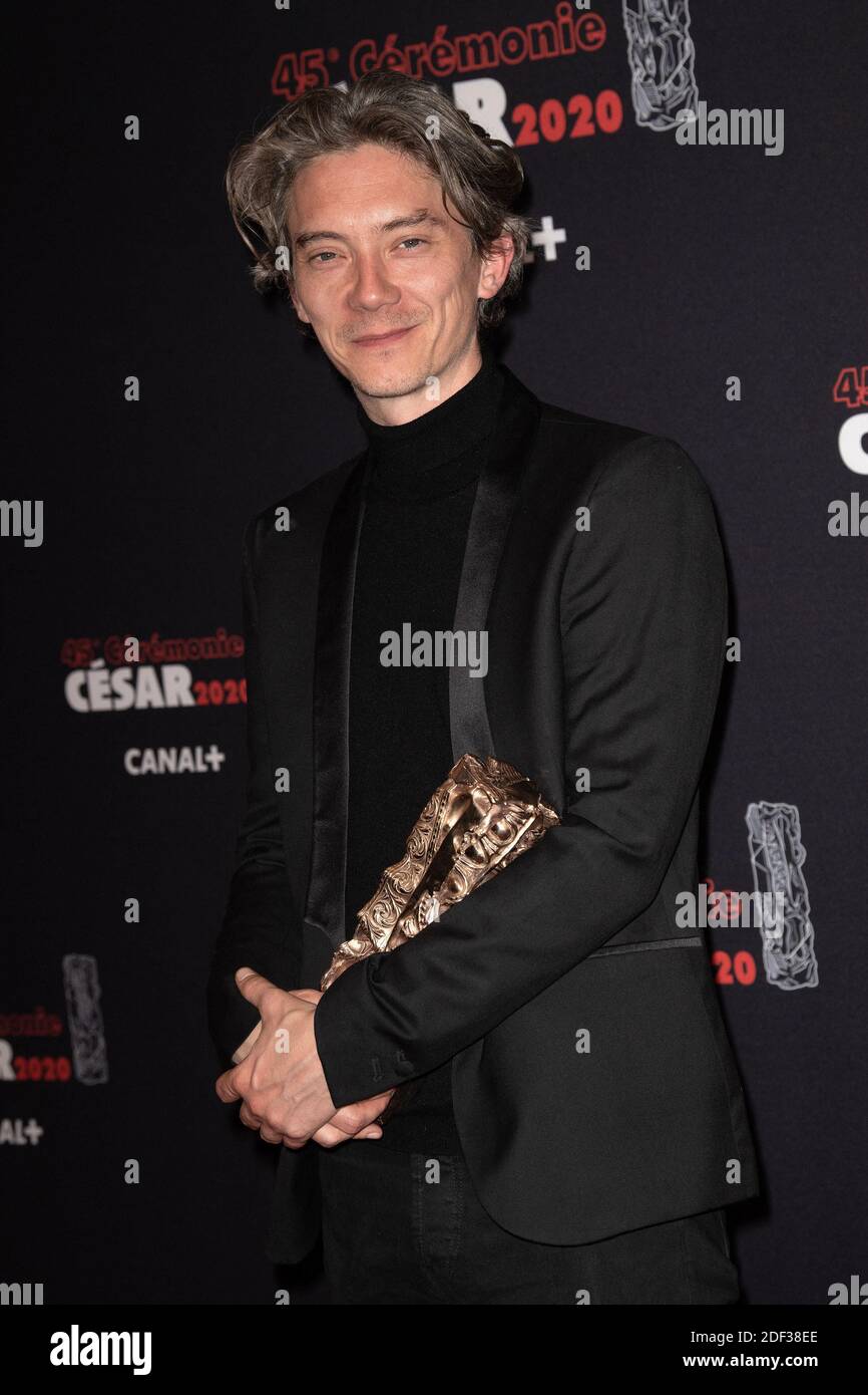 L'acteur français Swann Arlaud pose avec le meilleur acteur dans un