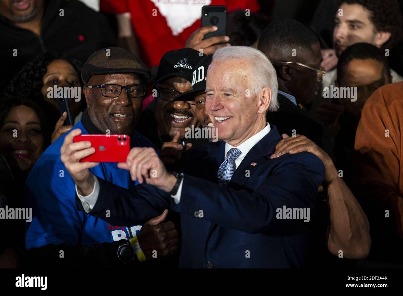 L'ancien vice-président du parti démocrate Joe Biden prend une photo de selfie sur un smartphone avec des participants au centre de volley-ball de l'Université de Caroline du Sud après avoir été déclaré vainqueur à la South Carolina Democratic Primary, à Columbia, SC, Etats-Unis, le samedi 29 février 2020. Photo d'Al Drago/CNP/ABACAPRESS.COM Banque D'Images