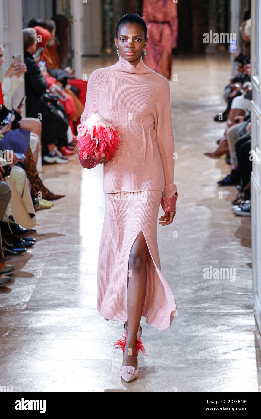 Un modele marche sur la piste lors du salon Altuzarra pret a porter dans le cadre de la semaine de la mode de Paris vetements pour femmes automne hiver 2020 2021 le 29 fevrier