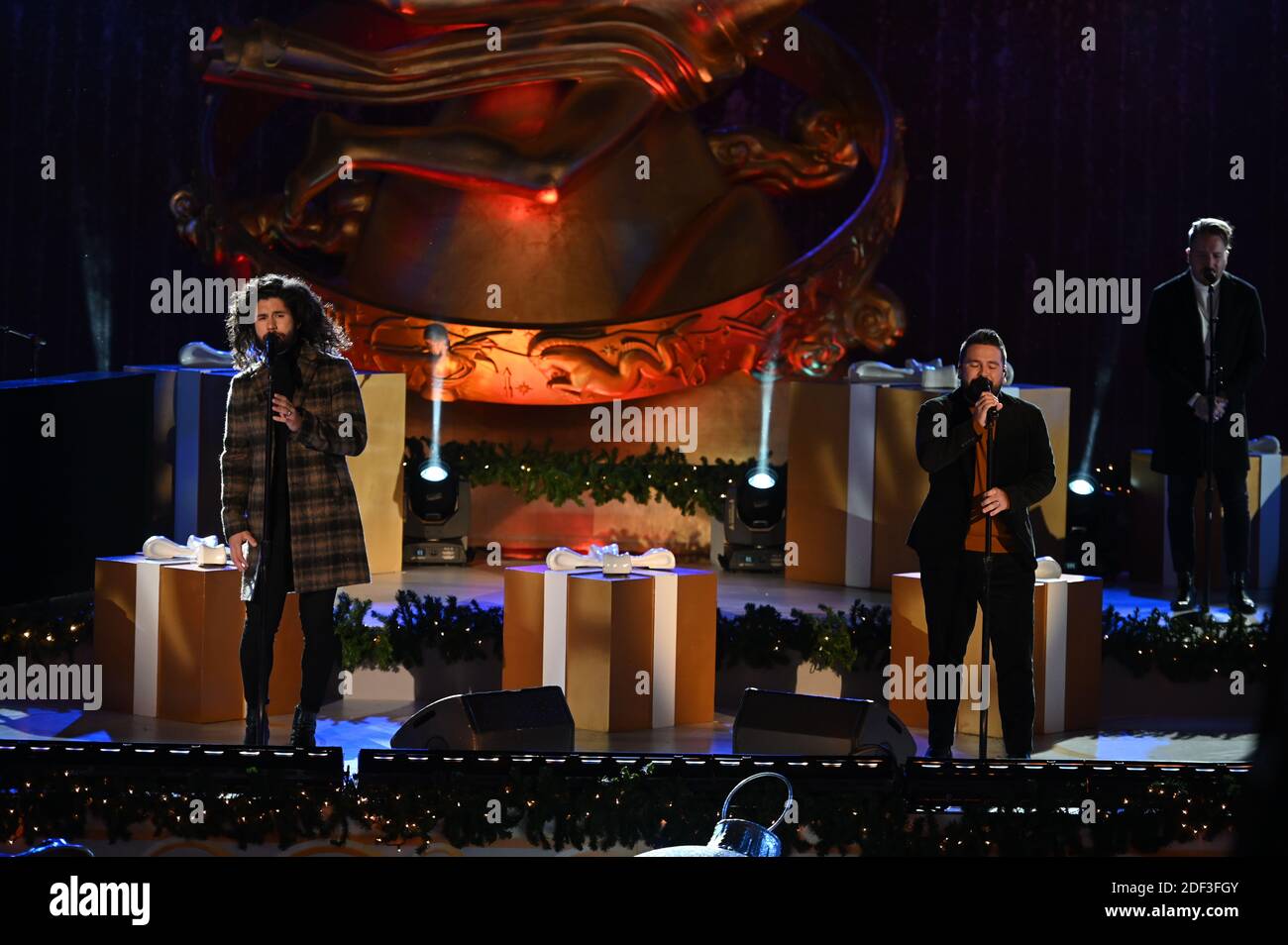 New York, États-Unis. 02e décembre 2020. (G-D) les chanteurs de campagne Dan Smyers et ShayMooney de Dan Shay se produisent lors de la 88e cérémonie annuelle d'éclairage de l'arbre de Noël du Rockefeller Center, à New York, NY, le 2 décembre 2020. En raison de l'augmentation actuelle de COVID-19, l'événement annuel a été fermé au grand public, mais les personnes souhaitant visiter l'arbre peuvent acheter des billets pour une fenêtre d'observation de cinq minutes à des endroits désignés. Credit: SIPA USA/Alay Live News Banque D'Images