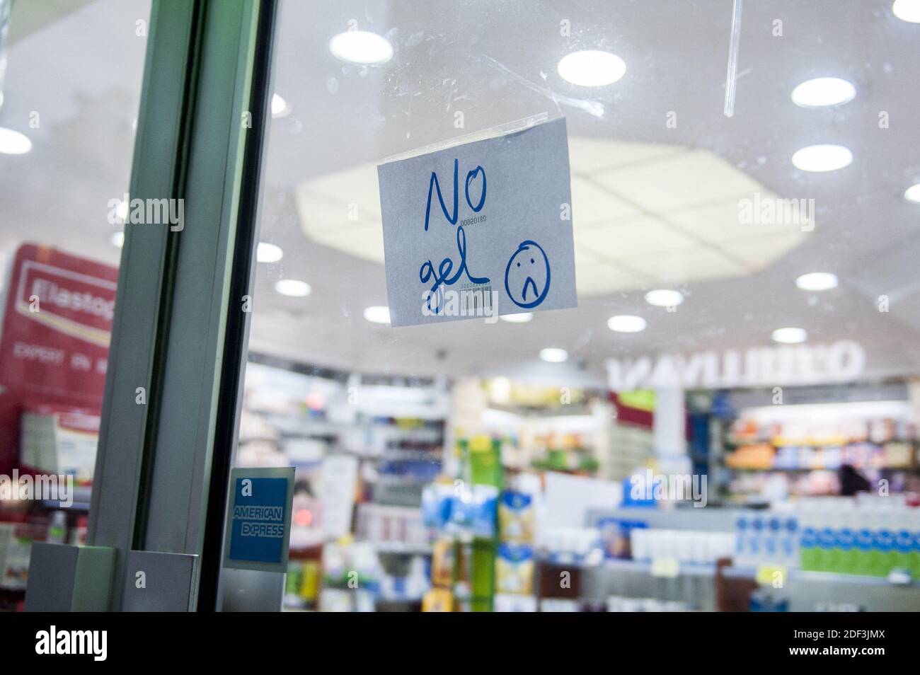 Un écriteau No Gel est vu à l'extérieur d'une pharmacie à Paris, France, le 4 mars 2020. Les pharmacies sont à court de gels et de masques hydroalcooliques, car l'épidémie a augmenté progressivement jusqu'à ce que plusieurs centaines de personnes aient été infectées. Le nombre de morts s'élève actuellement à quatre : un touriste chinois de 80 ans, un enseignant français de 60 ans qui s'était récemment rendu en Italie, une femme de 89 ans du nord de la France et un homme de 92 ans de Bretagne. Photo de Magali Cohen/ABACAPRESS.COM Banque D'Images