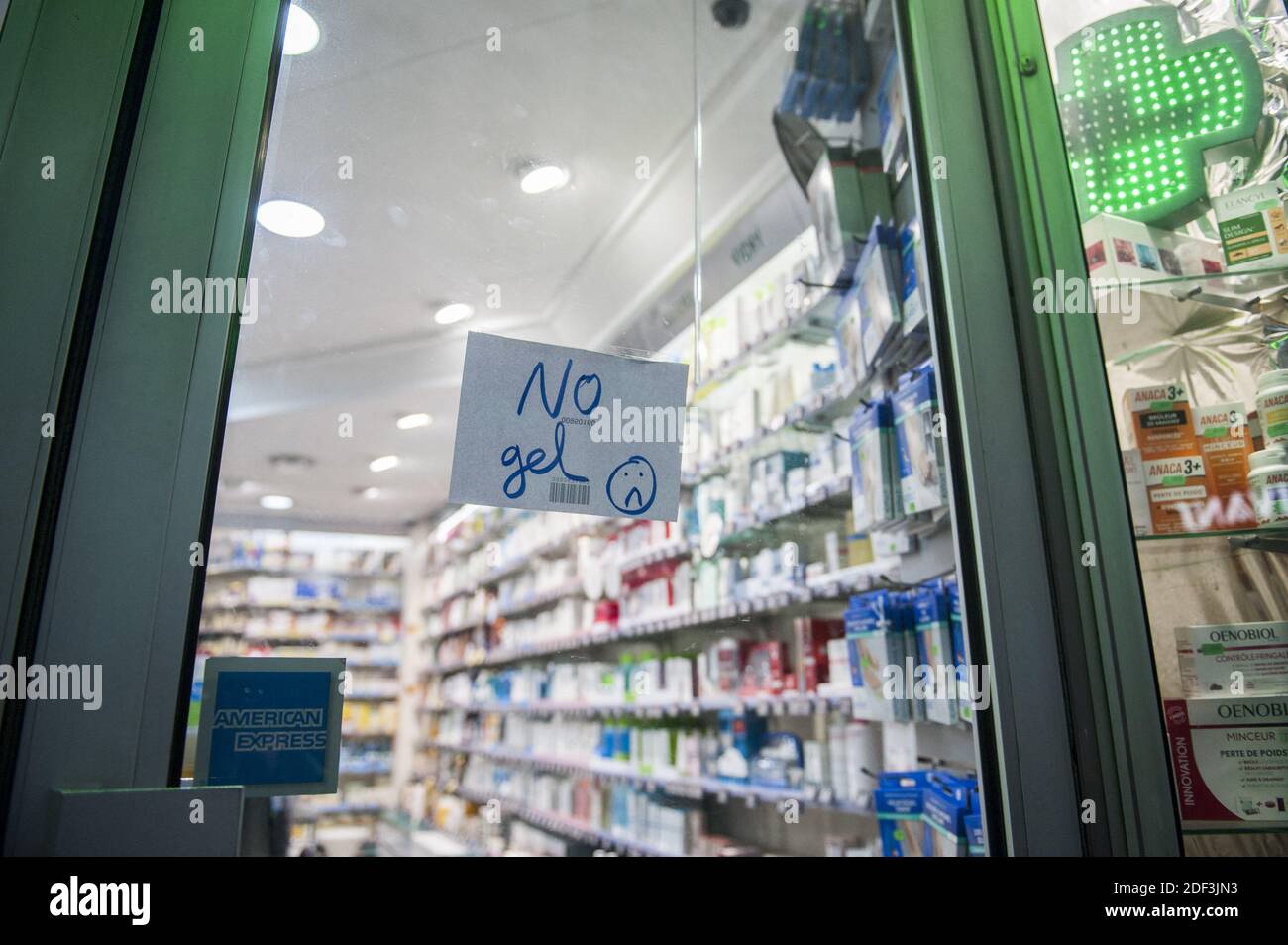 Un écriteau No Gel est vu à l'extérieur d'une pharmacie à Paris, France, le 4 mars 2020. Les pharmacies sont à court de gels et de masques hydroalcooliques, car l'épidémie a augmenté progressivement jusqu'à ce que plusieurs centaines de personnes aient été infectées. Le nombre de morts s'élève actuellement à quatre : un touriste chinois de 80 ans, un enseignant français de 60 ans qui s'était récemment rendu en Italie, une femme de 89 ans du nord de la France et un homme de 92 ans de Bretagne. Photo de Magali Cohen/ABACAPRESS.COM Banque D'Images