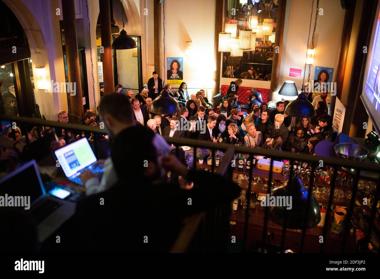 Les gens regardent le débat pendant le parti de soutien à Paris LREM candidat mayonnaise Agnes Buzyn pendant le débat de télévision s'opposant au candidat aux élections municipales de paris dans le Grand café Bataclan à Paris le 4 mars 2020. Photo de Raphael Lafargue/ABACAPRESS.COM Banque D'Images