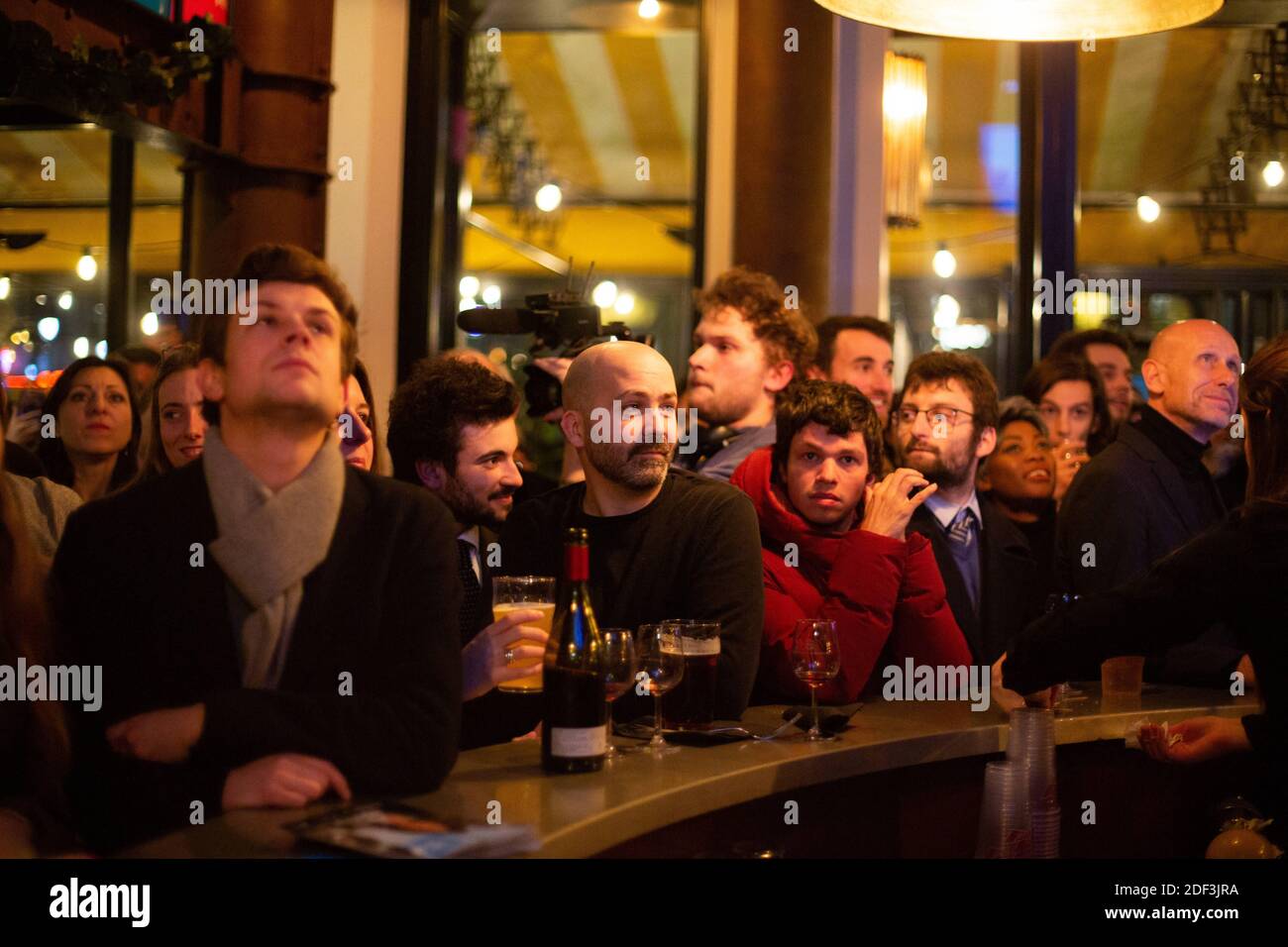 Les gens regardent le débat pendant le parti de soutien à Paris LREM candidat mayonnaise Agnes Buzyn pendant le débat de télévision s'opposant au candidat aux élections municipales de paris dans le Grand café Bataclan à Paris le 4 mars 2020. Photo de Raphael Lafargue/ABACAPRESS.COM Banque D'Images