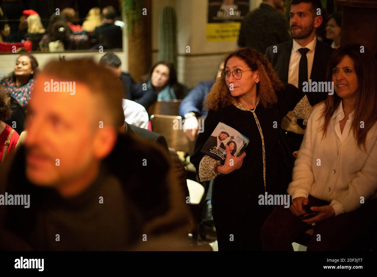 Les gens regardent le débat pendant le parti de soutien à Paris LREM candidat mayonnaise Agnes Buzyn pendant le débat de télévision s'opposant au candidat aux élections municipales de paris dans le Grand café Bataclan à Paris le 4 mars 2020. Photo de Raphael Lafargue/ABACAPRESS.COM Banque D'Images