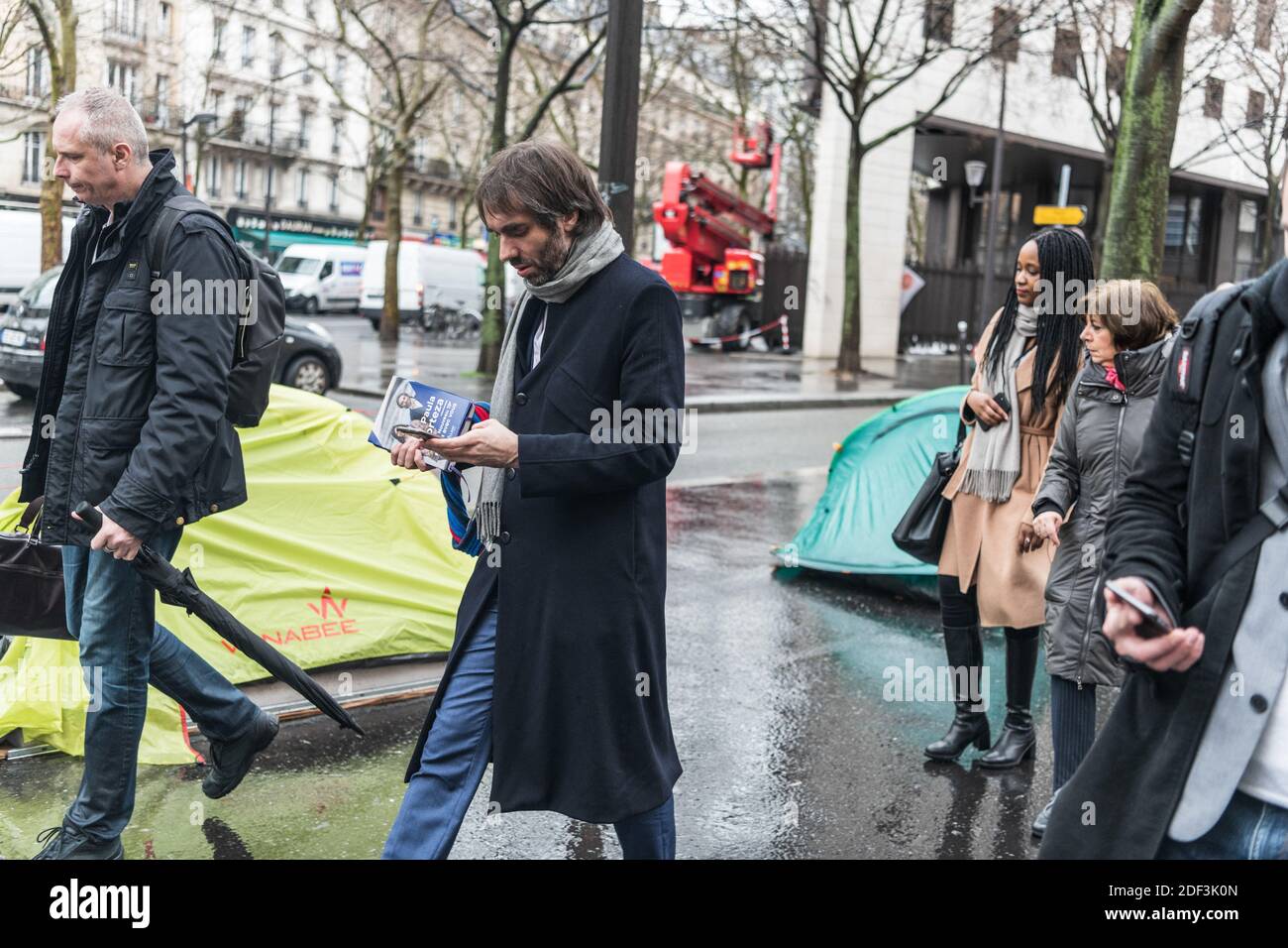 Cedric Villani, dissident candidat de la République en Marche (LREM) pour Maire de Paris, marche dans les rues du 19ème arrondissement de Paris, France, 5 mars 2020. Photo de Daniel Derajinski/ABACAPRESS.COM Banque D'Images