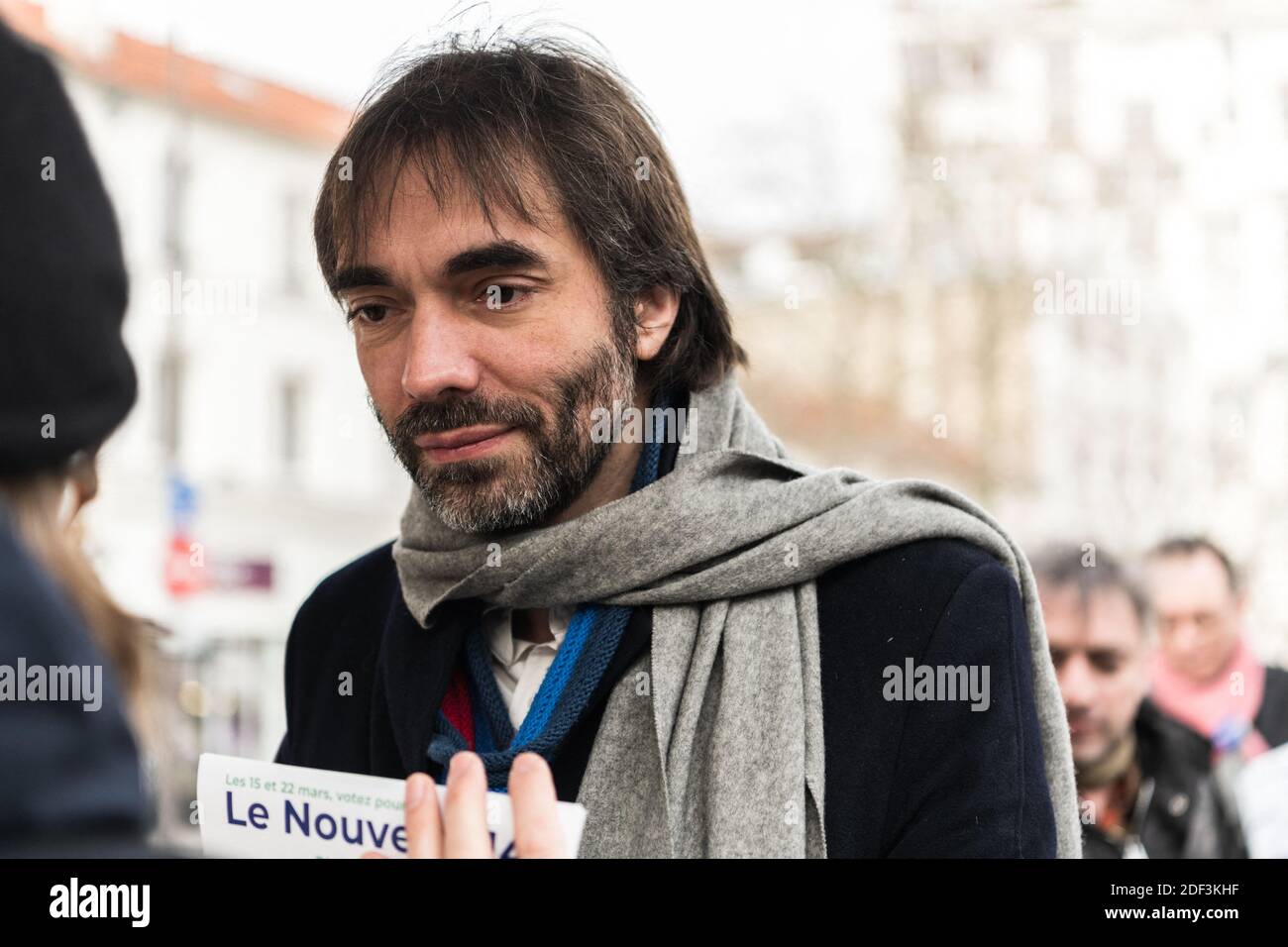 Cedric Villani, candidat dissident de la République en Marche (LREM) pour le Maire de Paris, distribue des tracts de campagne sur le marché de la rue Edgar Quinet, dans le 14ème arrondissement de Paris. Paris, France, 7 mars 2020. Photo de Daniel Derajinski/ABACAPRESS.COM Banque D'Images