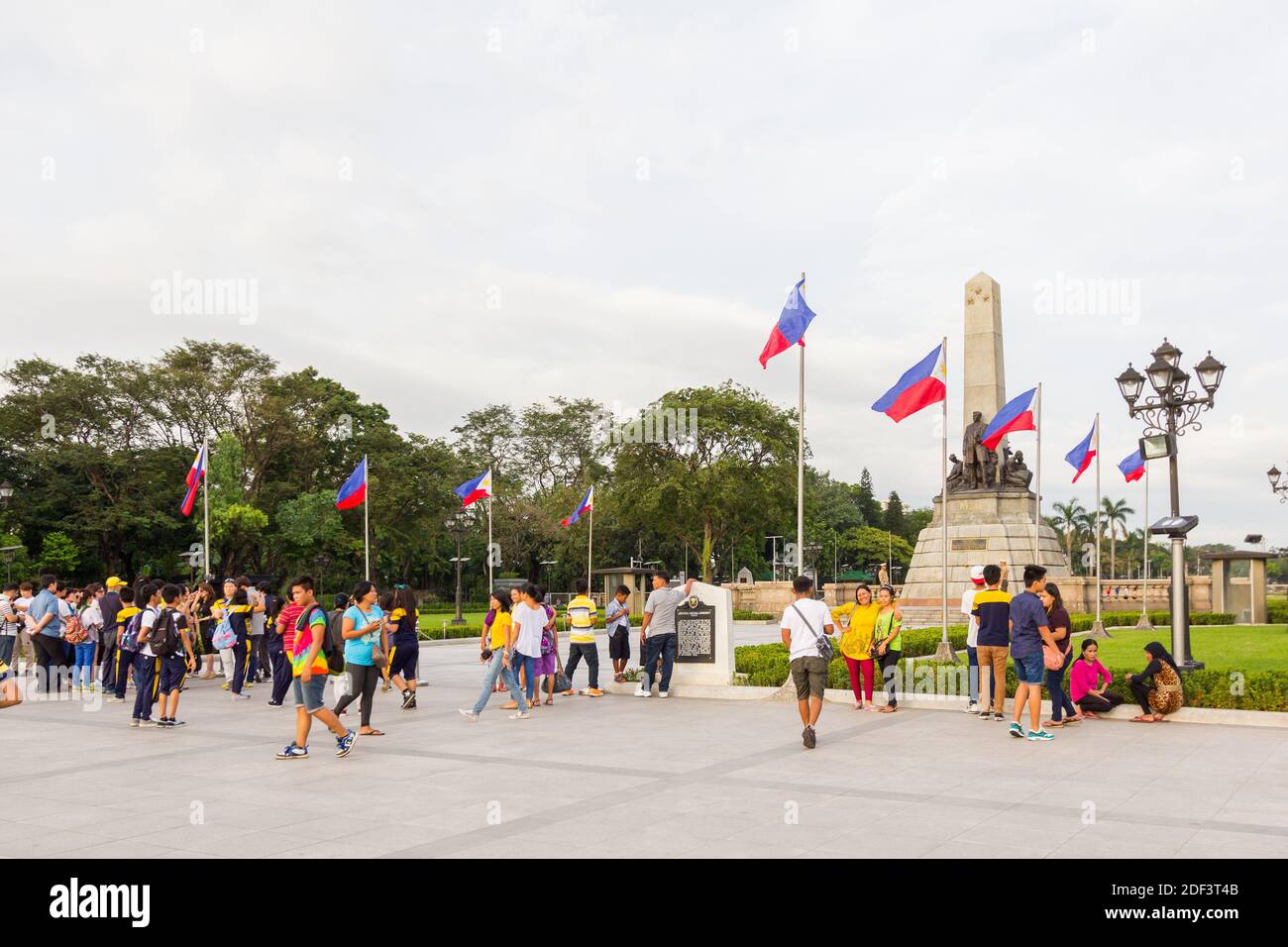 Personnes visitant le parc Rizal à proximité du monument Jose Rizal à Manille, Philippines Banque D'Images