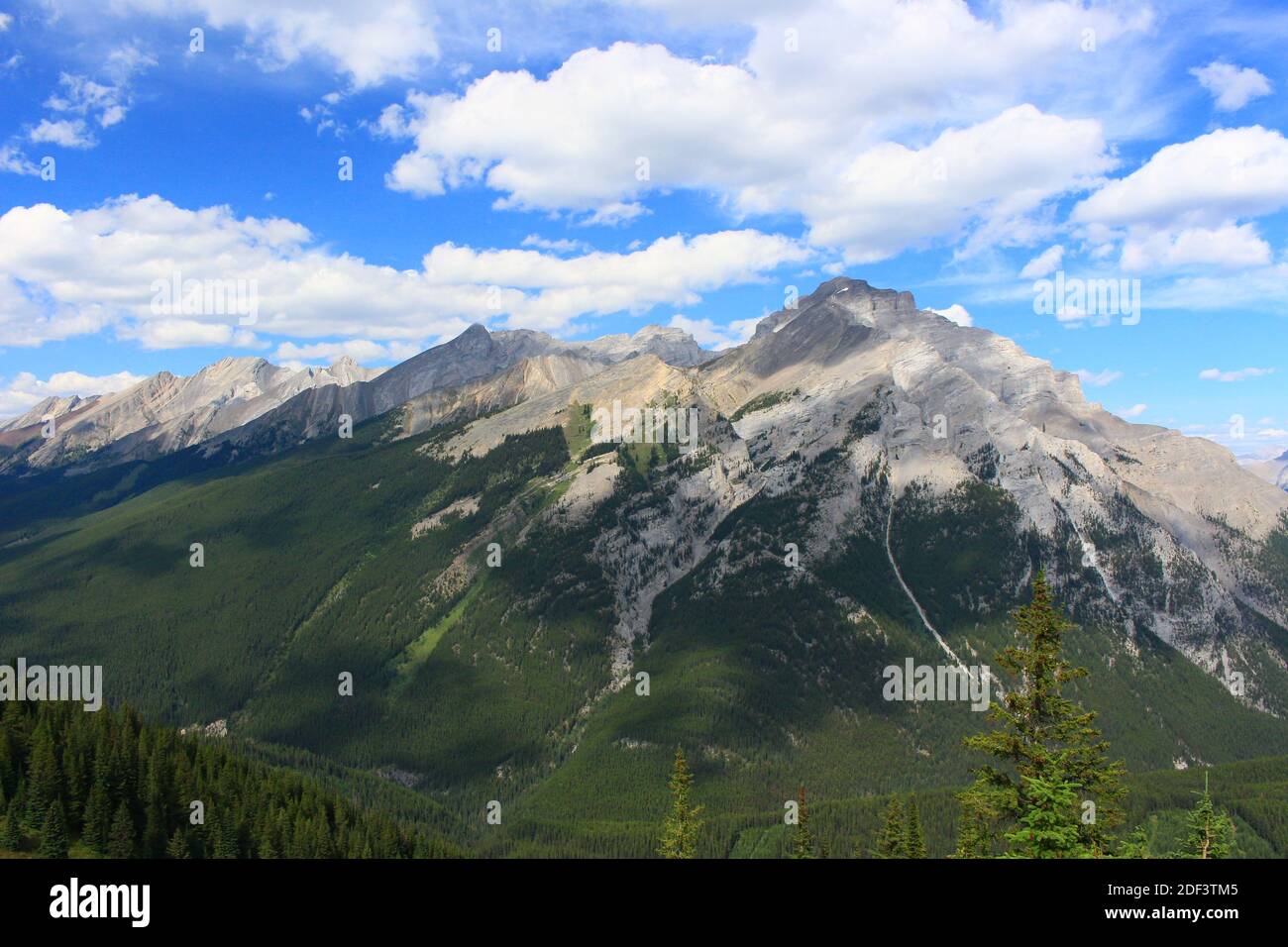 C'est Cascade Mountain, vu du mont Norquay Banque D'Images