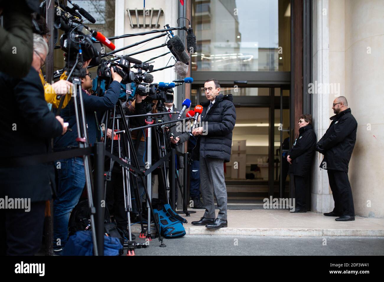 Le sénateur français Bruno Retailleau s'adresse à la presse après une rencontre avec les chefs de parti, les présidents d'assemblées et les groupes parlementaires au sujet de la propagation de la COVID-19, à Paris, le 12 mars 2020. Selon l'Université Johns Hopkins, l'Organisation mondiale de la santé a sonné une alarme mondiale le 11 mars 2020, classifiant officiellement comme une pandémie le virus qui a infecté plus de 126,000 personnes et en a tué 4,600. Photo de Raphael Lafargue/ABACAPRESS.COM Banque D'Images