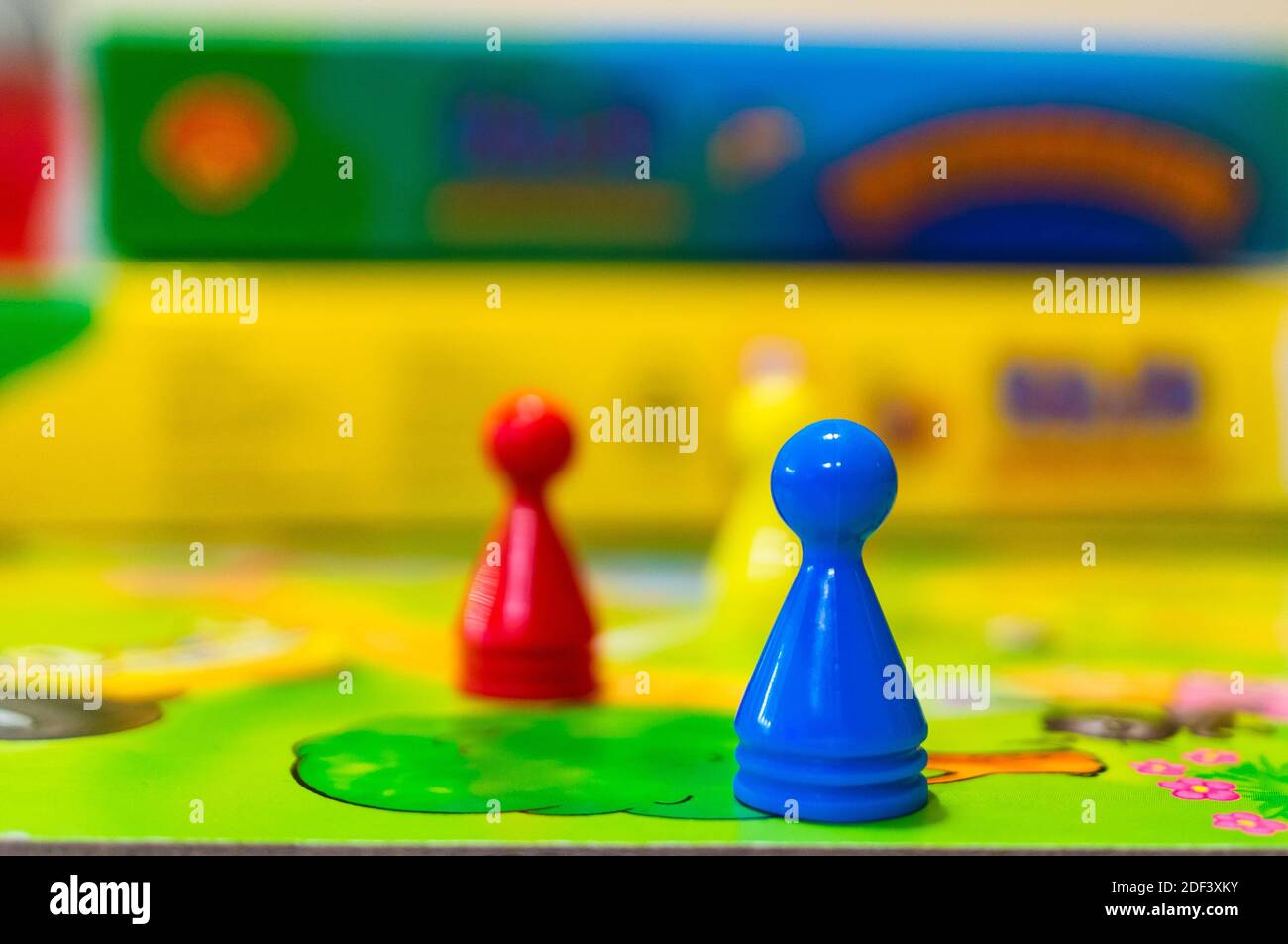 Un jeu d'échecs coloré pour les enfants sur une table Banque D'Images