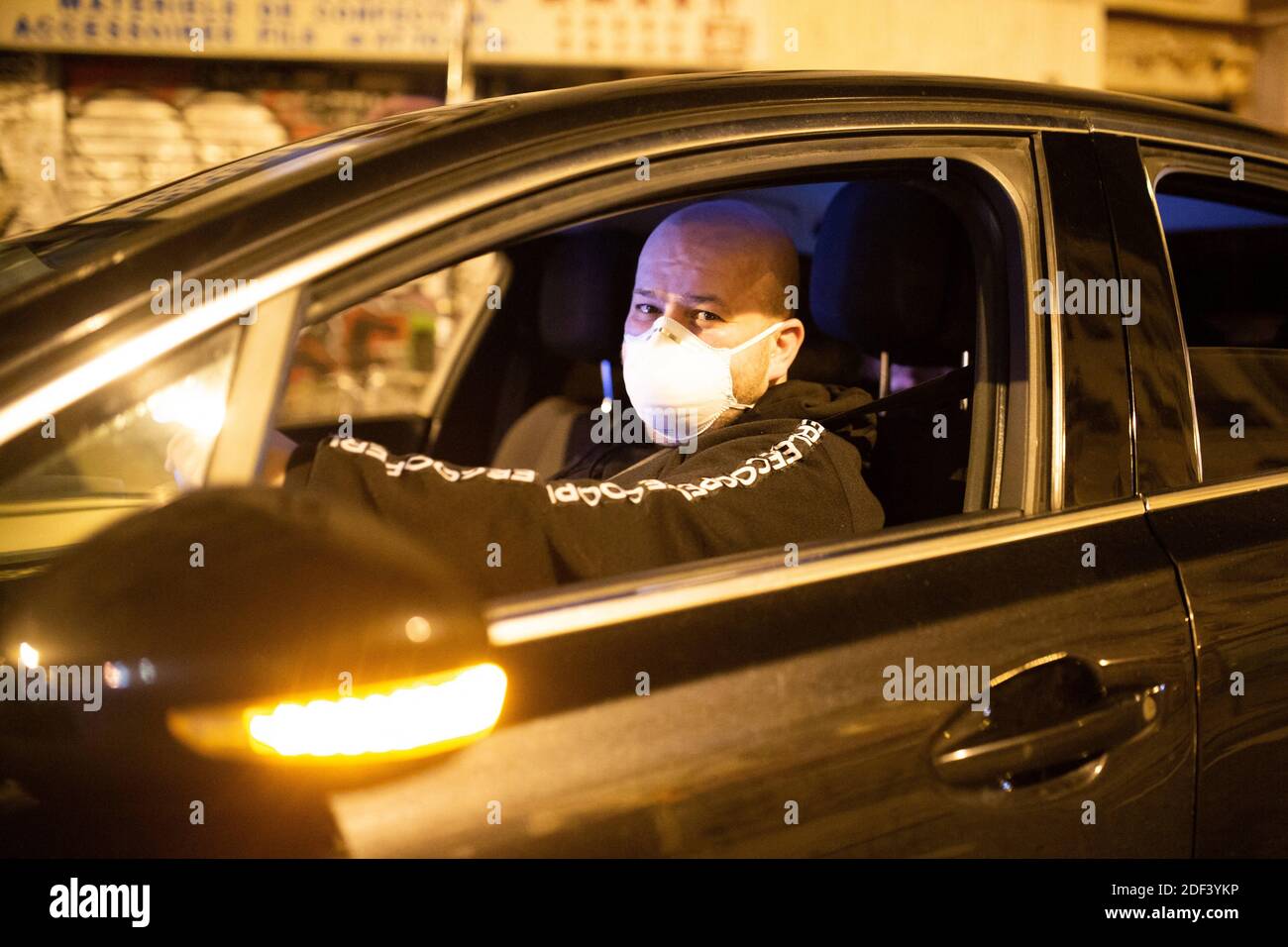 Un pilote uber est doté d'un masque pour être protégé contre le coronavirus. La rue du faubourg saint denis à minuit avec fermeture du bar à Paris, le 14 mars 2020. Le 14 mars 2020, la France a considérablement renforcé ses mesures contre la propagation du coronavirus, annonçant la fermeture de tous les lieux publics non essentiels, y compris les restaurants, les bars et les cafés, à partir de minuit. Photo de Raphael Lafargue/ABACAPRESS.COM Banque D'Images