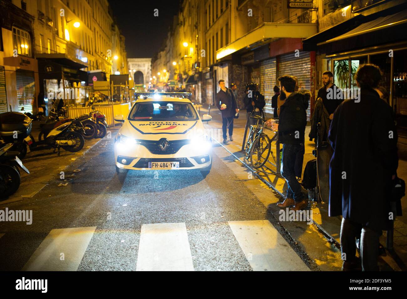 Les policiers contrôlent la fermeture d'un bar. La rue du faubourg saint denis à minuit avec fermeture du bar à Paris, le 14 mars 2020. Le 14 mars 2020, la France a considérablement renforcé ses mesures contre la propagation du coronavirus, annonçant la fermeture de tous les lieux publics non essentiels, y compris les restaurants, les bars et les cafés, à partir de minuit. Photo de Raphael Lafargue/ABACAPRESS.COM Banque D'Images