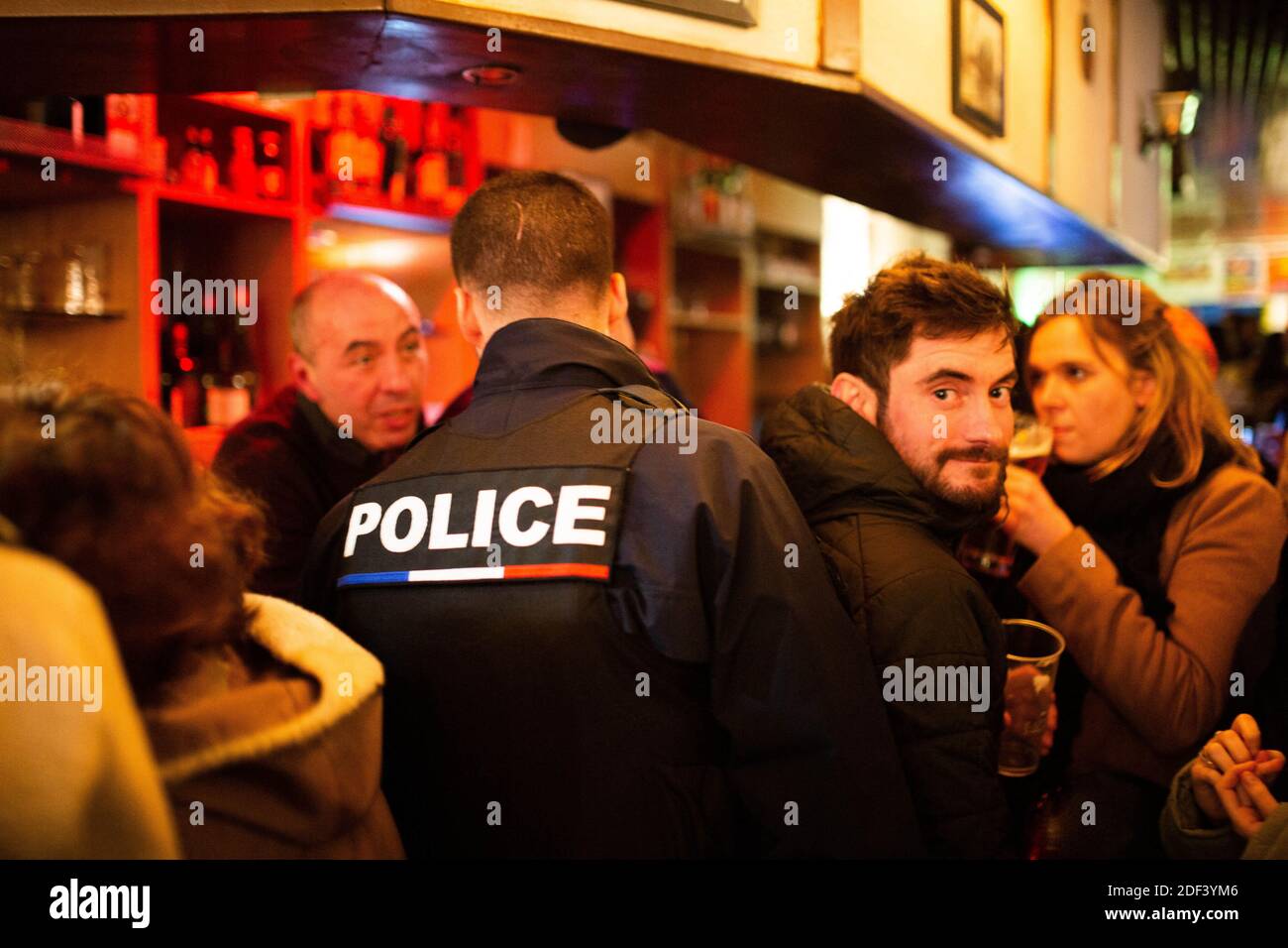 Les policiers contrôlent la fermeture d'un bar. La rue du faubourg saint denis à minuit avec fermeture du bar à Paris, le 14 mars 2020. Le 14 mars 2020, la France a considérablement renforcé ses mesures contre la propagation du coronavirus, annonçant la fermeture de tous les lieux publics non essentiels, y compris les restaurants, les bars et les cafés, à partir de minuit. Photo de Raphael Lafargue/ABACAPRESS.COM Banque D'Images