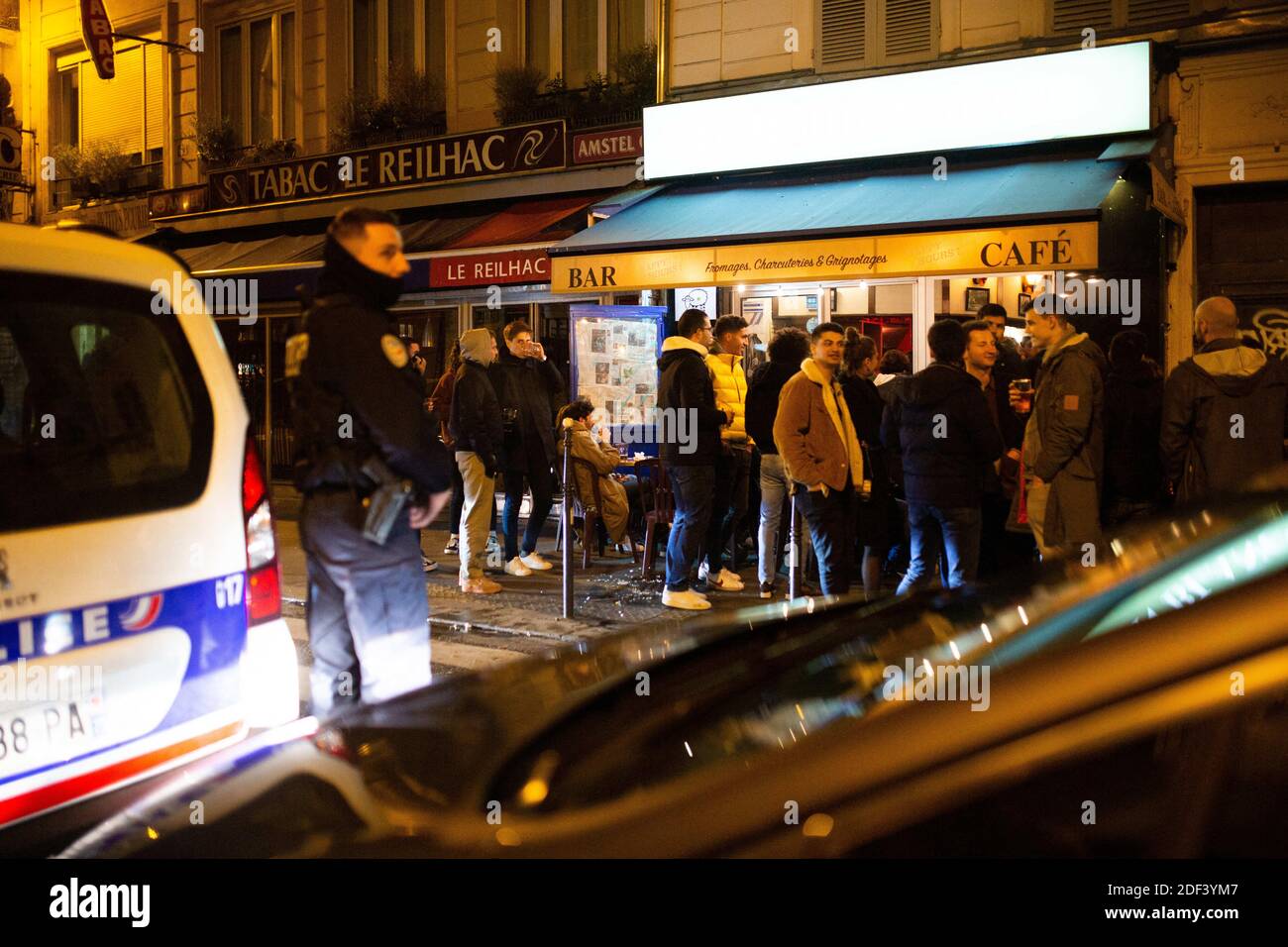 Les policiers contrôlent la fermeture d'un bar. La rue du faubourg saint denis à minuit avec fermeture du bar à Paris, le 14 mars 2020. Le 14 mars 2020, la France a considérablement renforcé ses mesures contre la propagation du coronavirus, annonçant la fermeture de tous les lieux publics non essentiels, y compris les restaurants, les bars et les cafés, à partir de minuit. Photo de Raphael Lafargue/ABACAPRESS.COM Banque D'Images