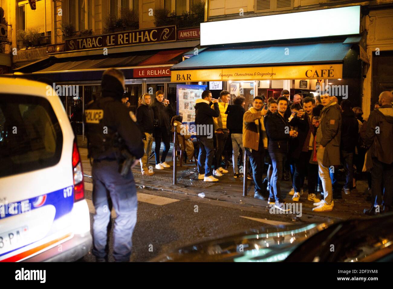 Les policiers contrôlent la fermeture d'un bar. La rue du faubourg saint denis à minuit avec fermeture du bar à Paris, le 14 mars 2020. Le 14 mars 2020, la France a considérablement renforcé ses mesures contre la propagation du coronavirus, annonçant la fermeture de tous les lieux publics non essentiels, y compris les restaurants, les bars et les cafés, à partir de minuit. Photo de Raphael Lafargue/ABACAPRESS.COM Banque D'Images