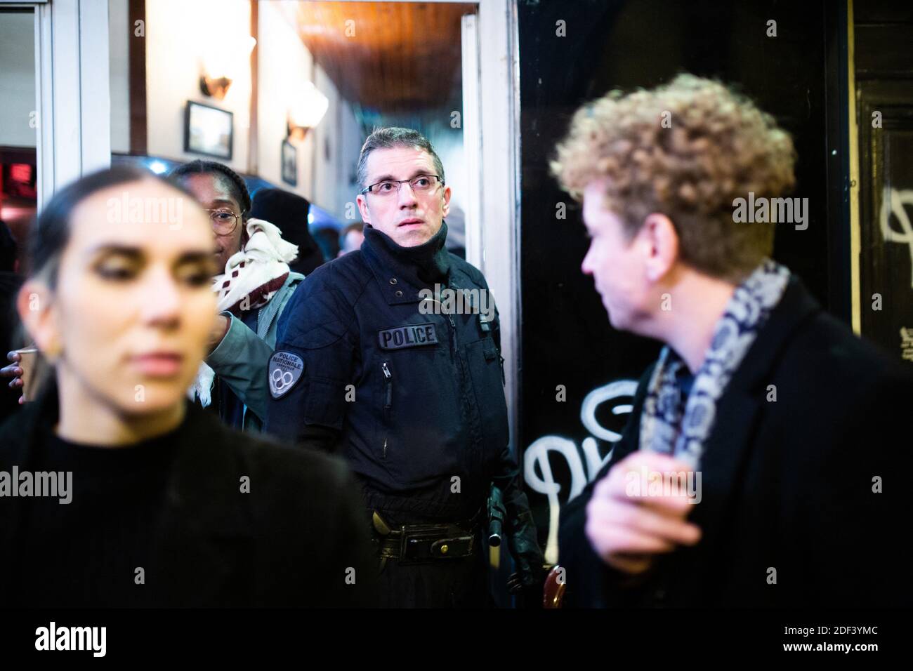 Les policiers contrôlent la fermeture d'un bar. La rue du faubourg saint denis à minuit avec fermeture du bar à Paris, le 14 mars 2020. Le 14 mars 2020, la France a considérablement renforcé ses mesures contre la propagation du coronavirus, annonçant la fermeture de tous les lieux publics non essentiels, y compris les restaurants, les bars et les cafés, à partir de minuit. Photo de Raphael Lafargue/ABACAPRESS.COM Banque D'Images