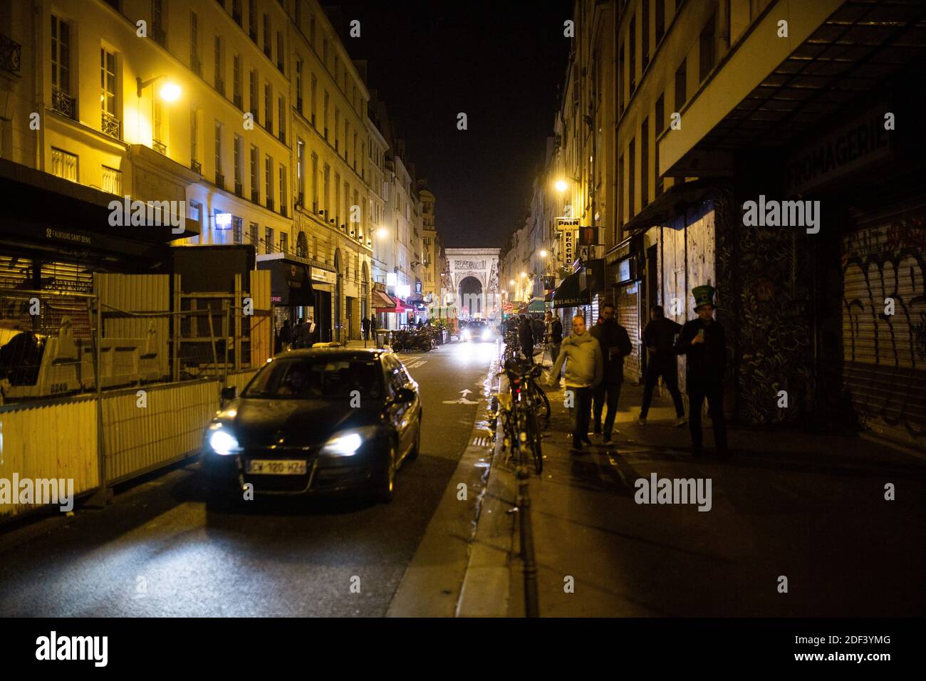 La rue du faubourg saint denis à minuit avec fermeture du bar à Paris, le 14 mars 2020. Le 14 mars 2020, la France a considérablement renforcé ses mesures contre la propagation du coronavirus, annonçant la fermeture de tous les lieux publics non essentiels, y compris les restaurants, les bars et les cafés, à partir de minuit. Photo de Raphael Lafargue/ABACAPRESS.COM Banque D'Images