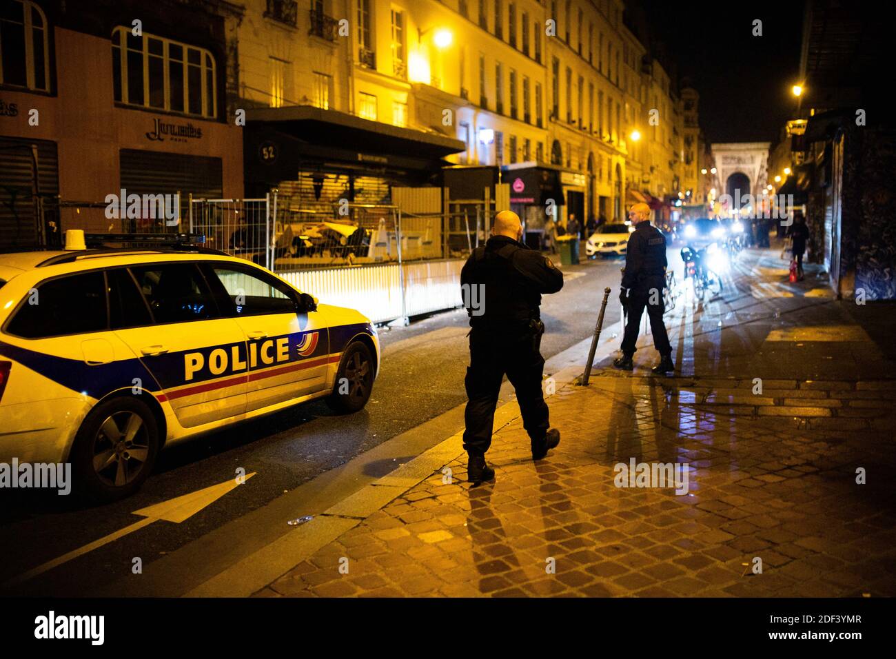 Les policiers contrôlent la fermeture d'un bar. La rue du faubourg saint denis à minuit avec fermeture du bar à Paris, le 14 mars 2020. Le 14 mars 2020, la France a considérablement renforcé ses mesures contre la propagation du coronavirus, annonçant la fermeture de tous les lieux publics non essentiels, y compris les restaurants, les bars et les cafés, à partir de minuit. Photo de Raphael Lafargue/ABACAPRESS.COM Banque D'Images