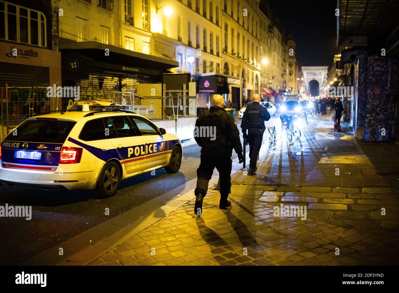 Les policiers contrôlent la fermeture d'un bar. La rue du faubourg saint denis à minuit avec fermeture du bar à Paris, le 14 mars 2020. Le 14 mars 2020, la France a considérablement renforcé ses mesures contre la propagation du coronavirus, annonçant la fermeture de tous les lieux publics non essentiels, y compris les restaurants, les bars et les cafés, à partir de minuit. Photo de Raphael Lafargue/ABACAPRESS.COM Banque D'Images
