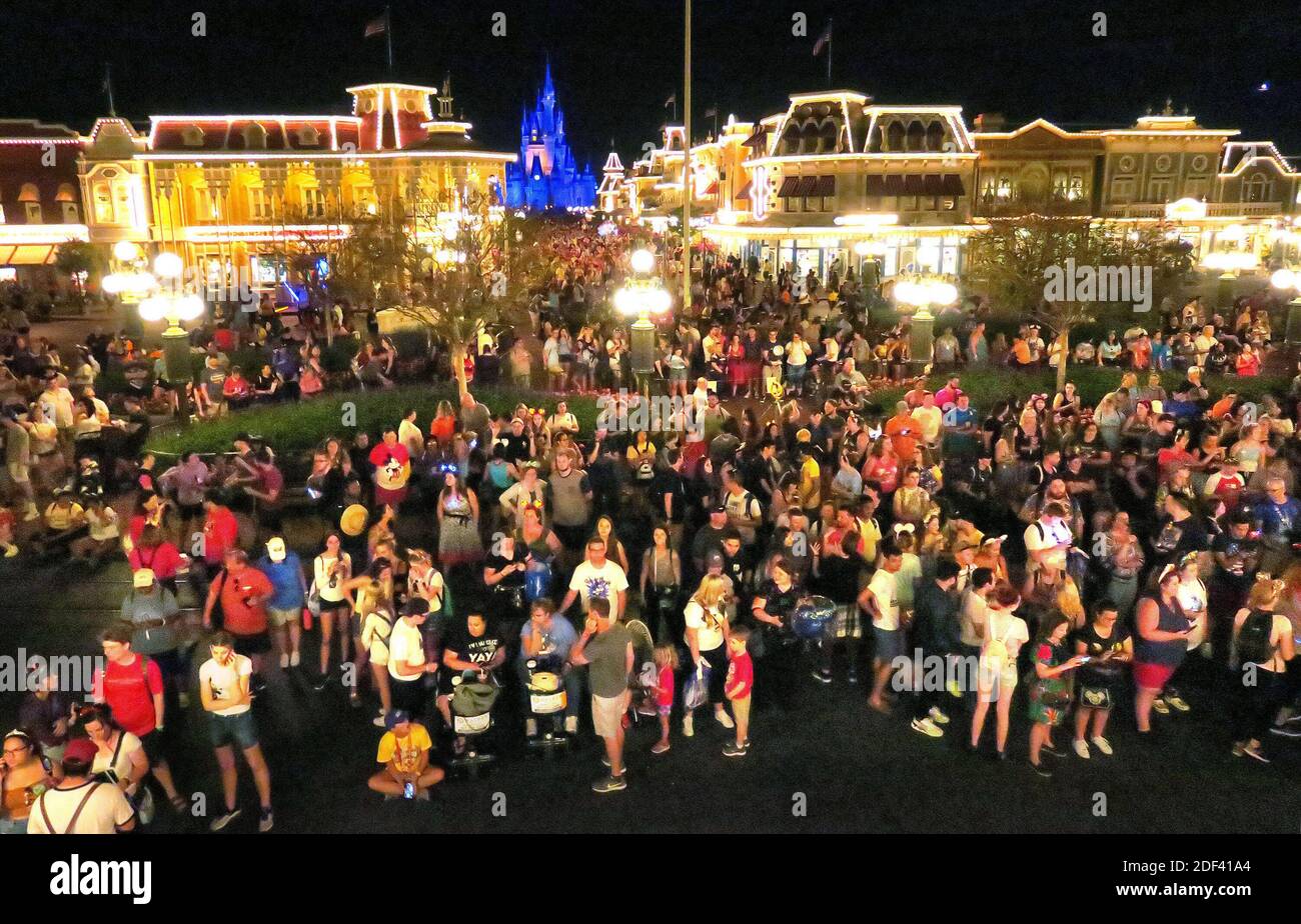 PAS DE FILM, PAS DE VIDÉO, PAS de télévision, PAS DE DOCUMENTAIRE - les clients se rassemblent sur main Street USA, dans le Royaume magique à Walt Disney World, le dimanche 15 mars 2020 dans les dernières minutes avant la fermeture du parc à Lake Buena Vista, La Floride Walt Disney World a annoncé que tous ses parcs de Floride seront fermés pour le reste du mois de mars en raison de la pandémie du coronavirus. Photo de Joe Burbank/Orlando Sentinel/TNS/ABACAPRESS.COM Banque D'Images