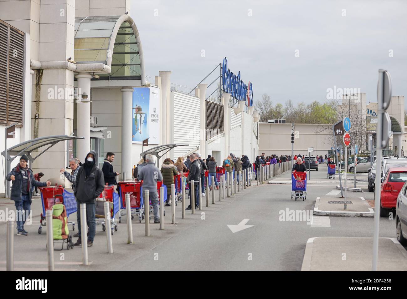 Les gens se préparent à magasiner dans des magasins d'alimentation qui restent ouverts pendant la période de confinement qui commence aujourd'hui à 12 heures dans le cadre de la pandémie du coronavirus en France. De grandes zones filtrent les entrées, 20 personnes maximum au même time.in Bordeaux, France le 17 mars 2020. Photo de Thibaud Moritz/ABACAPRESS.COM Banque D'Images