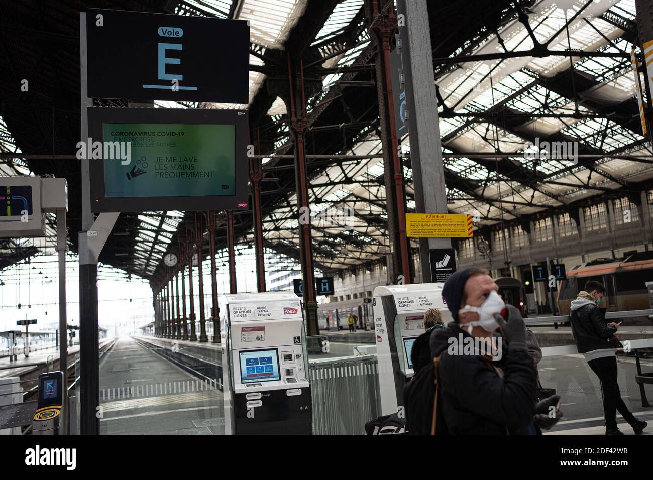 Un homme avec un masque à l'intérieur de la Gare de Lyon le premier jour de confinement dû au Covid-19. Paris, France, le 17 mars 2020. Le premier jour de l'accouchement dû au Covid-19. Paris, France, le 17 mars 2020. Photo de Florent Bardos/ABACAPRESS.COM Banque D'Images