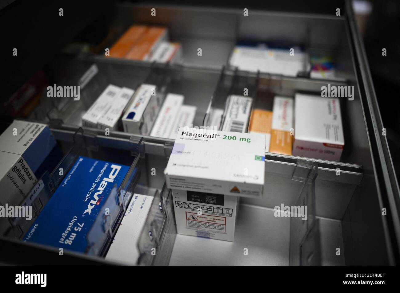 Une boîte de Plaquenil (ou Chloroquine, Hydroxychloroquine) le 30 mars 2020 à Paris, France. La chloroquine est un médicament antipaludique existant, utilisé à la fois pour prévenir la maladie et pour le traiter. Il est connu par la marque Nivaquine ou, pour l'hydroxychloroquine, Plaquenil et est la forme synthétique de la quinine. Dimanche, le département américain de la Santé et des Services sociaux (HHS) a déclaré dans une déclaration que la chloroquine et l'hydroxychloroquine pourraient être prescrites aux adolescents et aux adultes atteints de COVID-19 « selon le cas, lorsqu'un essai clinique n'est pas disponible ou réalisable », après que la FDA ait émis une autorisation d'utilisation d'urgence. Banque D'Images