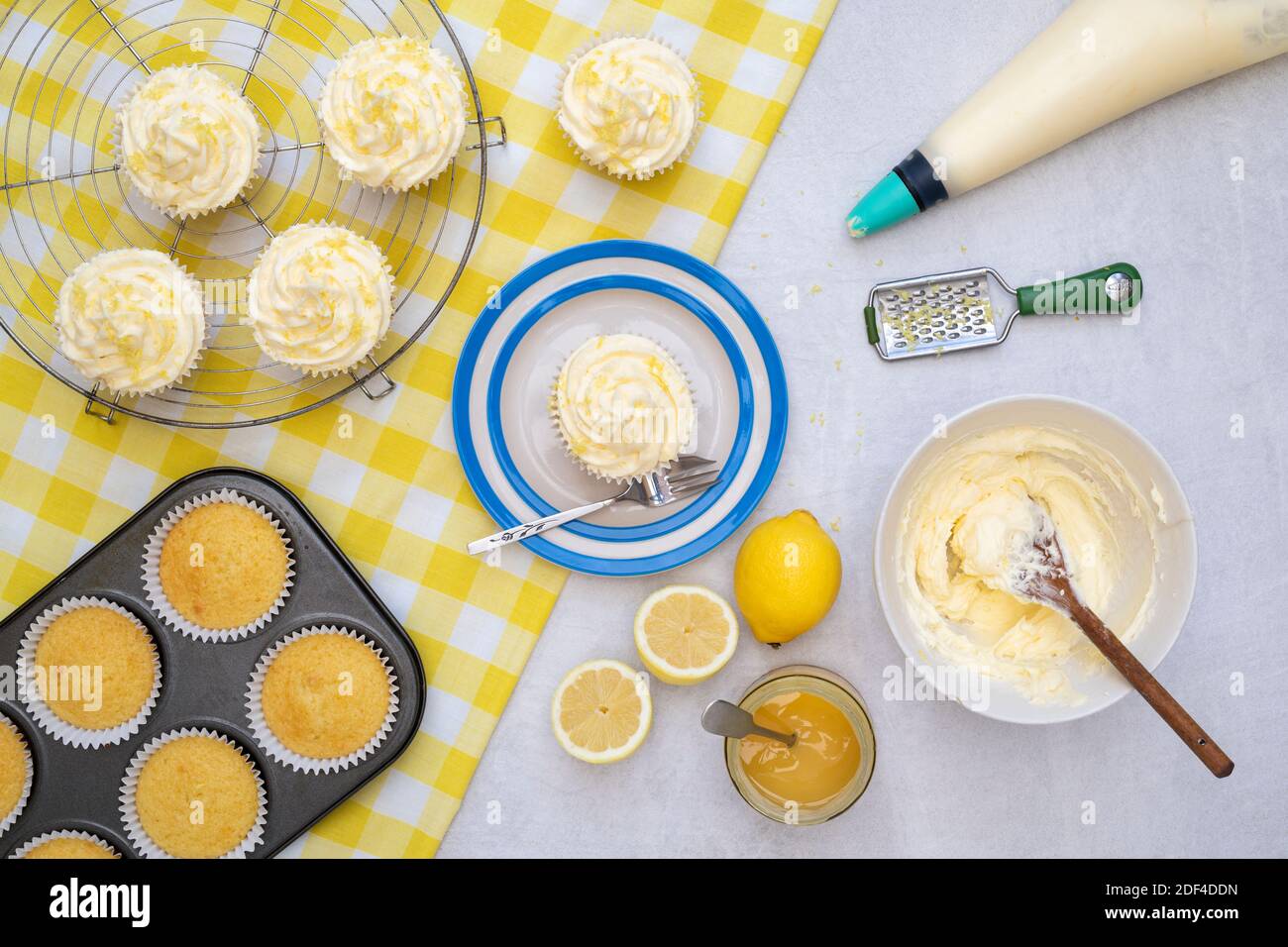 Petits gâteaux au citron faits maison avec ingrédients Banque D'Images