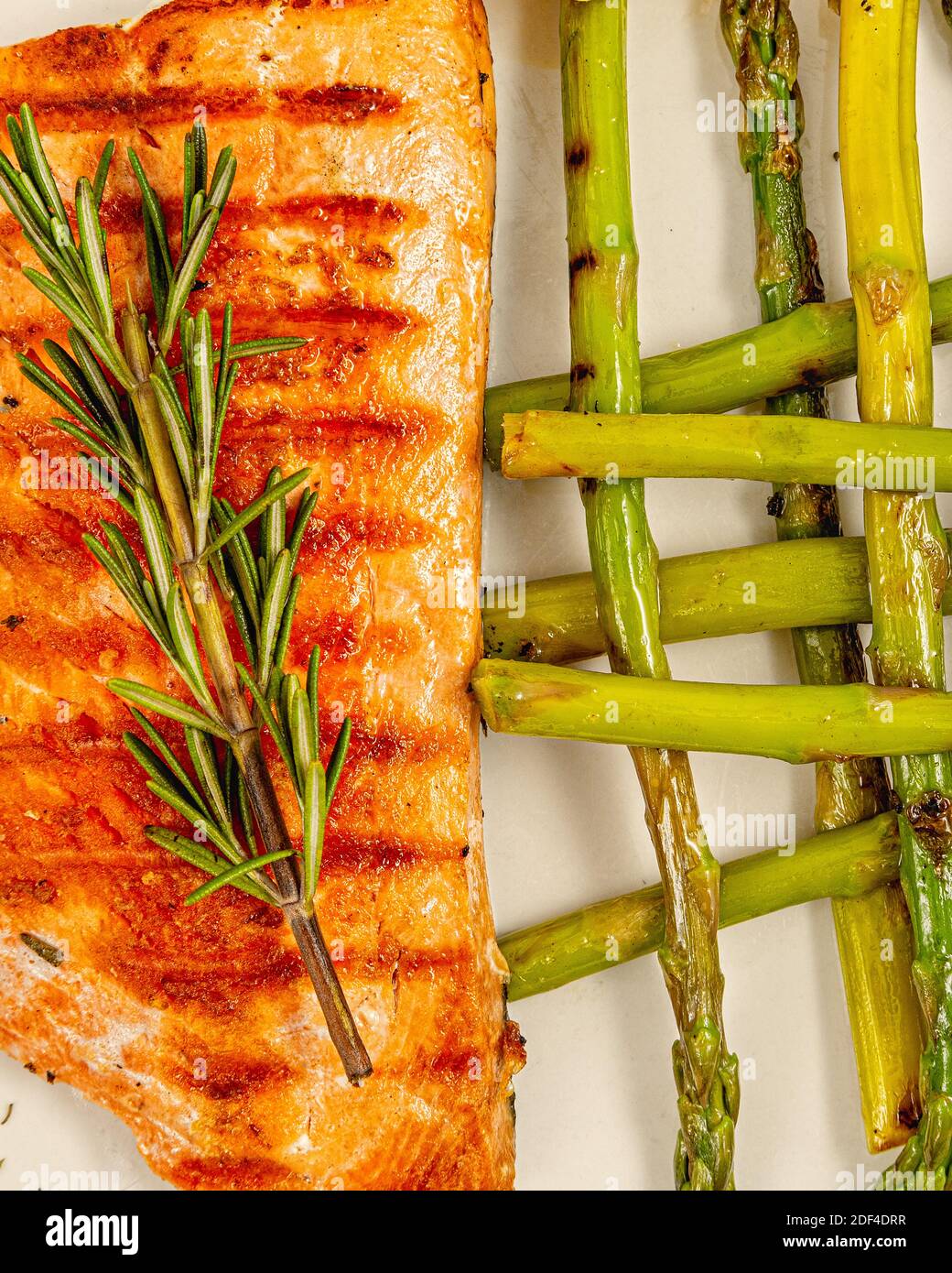 Pavé de Saumon aux asperges Banque D'Images