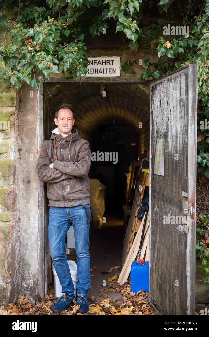 30 novembre 2020, Sarre, Saarbrücken: Mirko Kalkum est debout devant l'entrée de l'ancien tunnel où il cultive des champignons nobles. (À dpa Korr: 'Sous pression: Comment les producteurs de champignons nobles combattent la crise' de 03.12.2020) photo: Oliver Dietze/dpa Banque D'Images