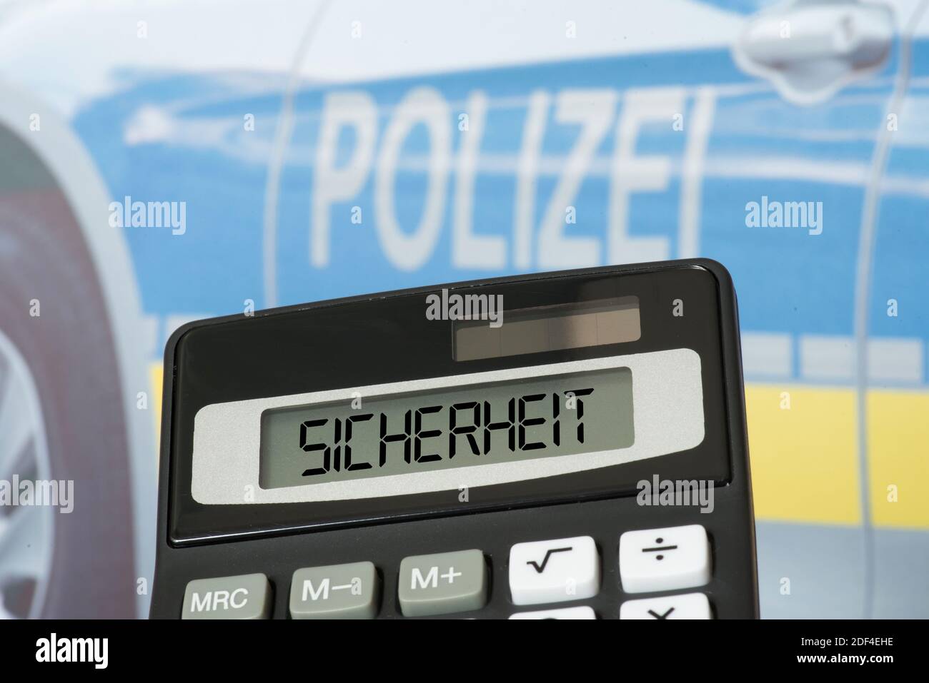 Une voiture de police, une calculatrice et le coût de la sécurité Banque D'Images