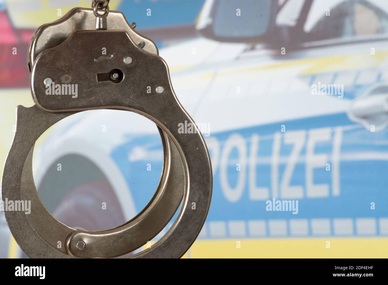 Menottes et voiture de police Banque D'Images