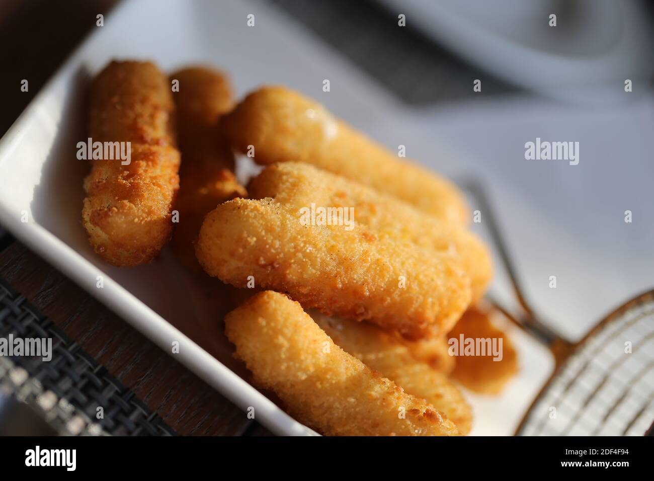Photos de délicieux bâtonnets de fromage chauds dans le restaurant Banque D'Images