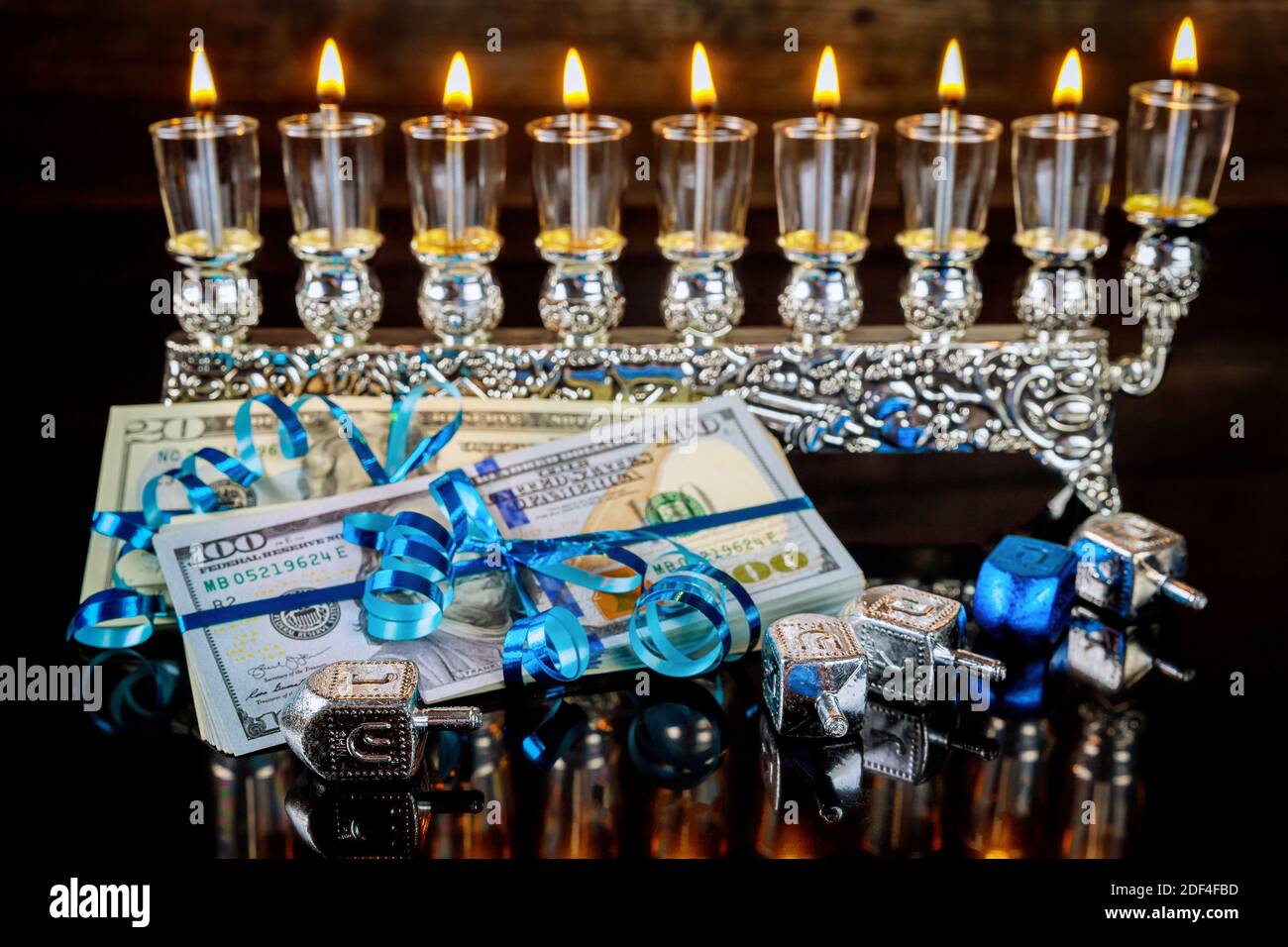 Cadeau en espèces avec menorah brûlante pour Hanoukkah. Vacances juives. Banque D'Images