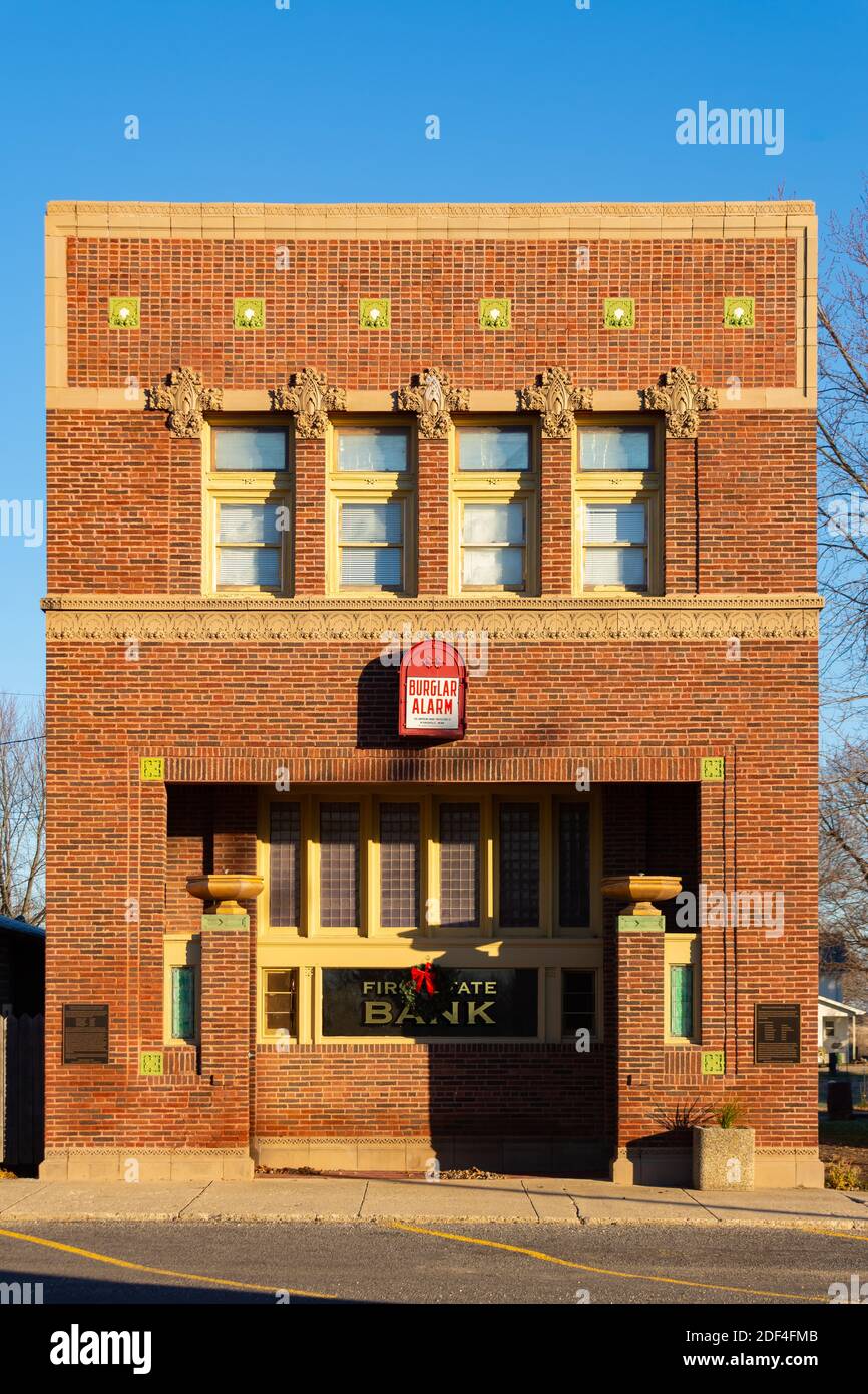 Manlius, Illinois / États-Unis - 1er décembre 2020 : la première banque d'État historique de Manlius dans la lumière du matin. Banque D'Images