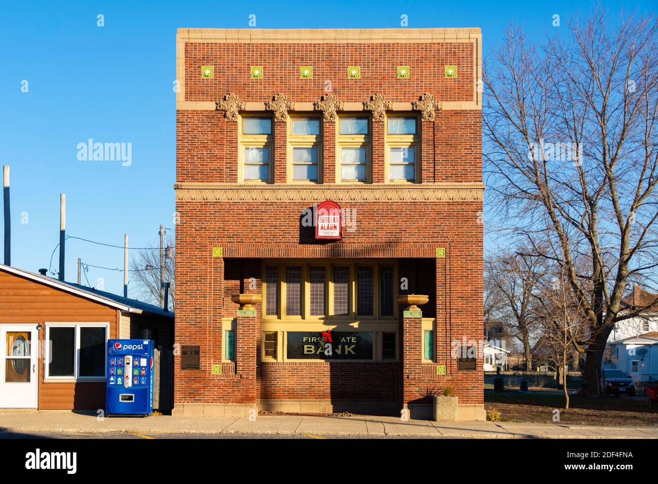 Manlius, Illinois / États-Unis - 1er décembre 2020 : la première banque d'État historique de Manlius dans la lumière du matin. Banque D'Images
