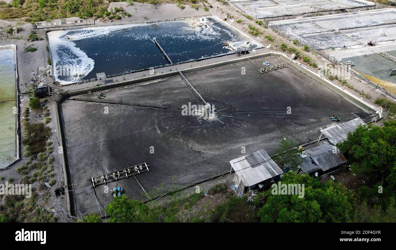 Vue aérienne de la ferme de crevettes et du purificateur d'air à Yogyakata, Indonésie. Les activités aquacoles en croissance continue sont exportées vers le marché international. Banque D'Images