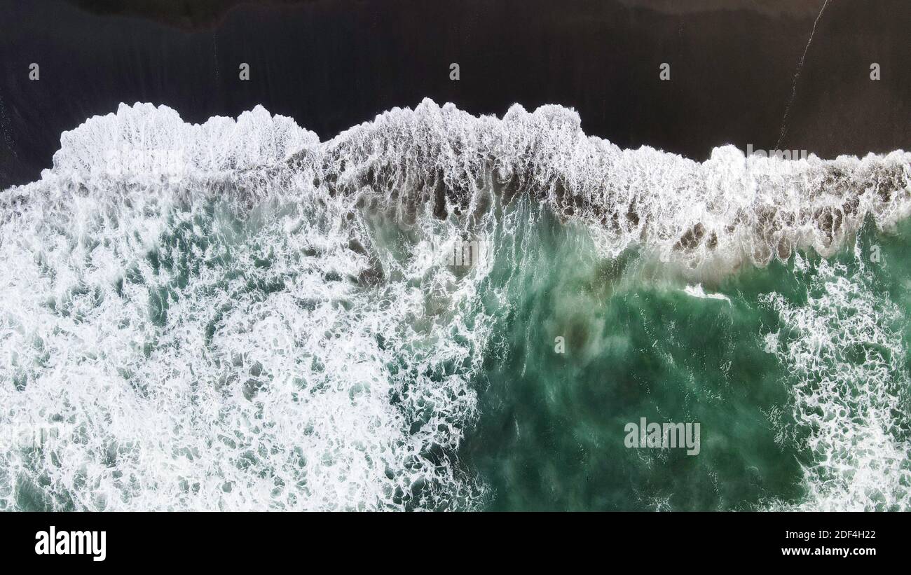 Vue aérienne sur les vagues de la plage qui éclabousse les vagues avec ...