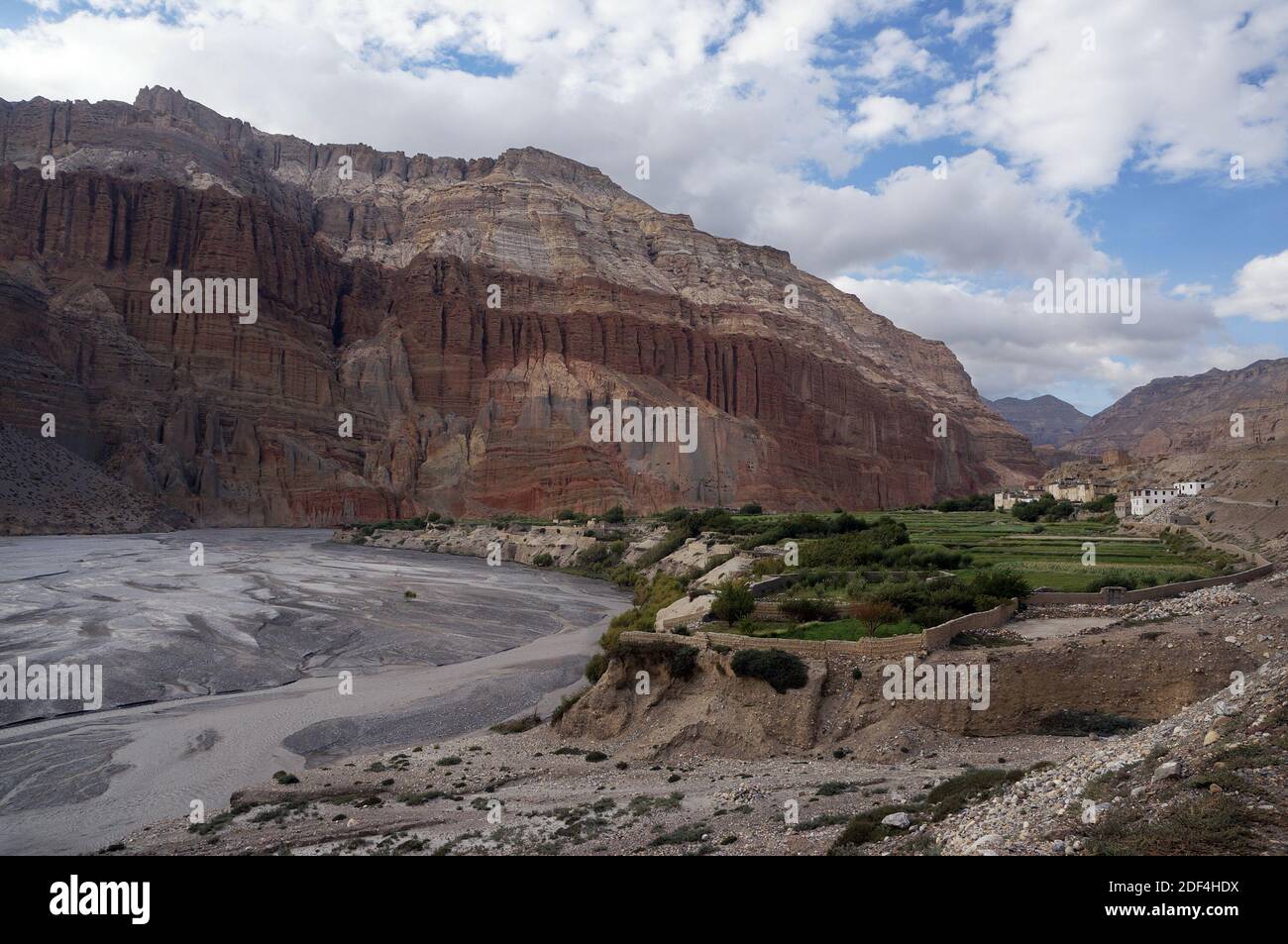 Plaine inondable de la rivière Kali Gandaki et jardin potager, en toile de fond de la montagne. Mustang supérieur. Népal. Banque D'Images Plaine inondable de la rivière Kali Gandaki et jardin potager, en toile de fond de la montagne. Mustang supérieur. Népal. Banque D'Images