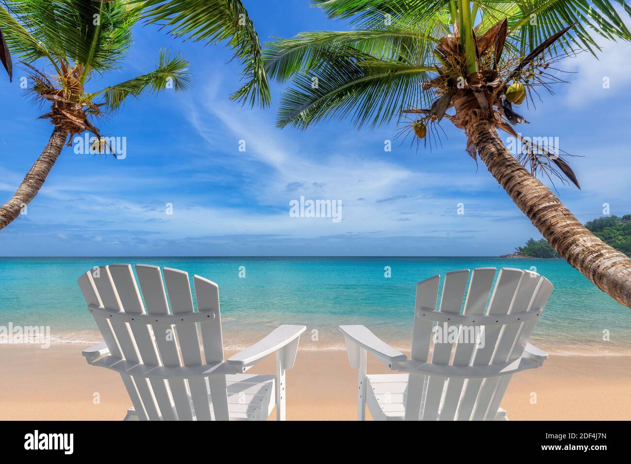 Plage de sable blanc paradisiaque, chaises de plage, palmiers coco et mer turquoise. Banque D'Images