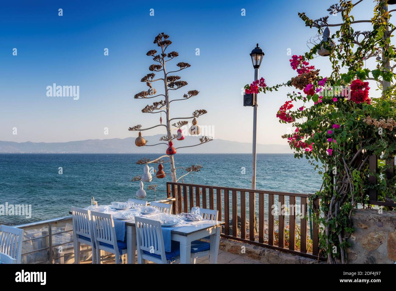 Restaurant de plage avec vue sur la mer au coucher du soleil à Bodrum, Turquie. Banque D'Images
