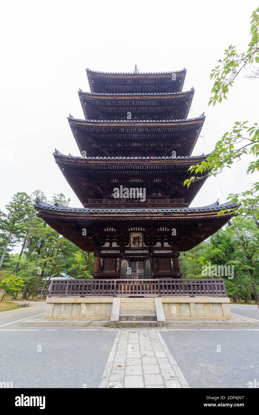 La pagode à cinq niveaux à l'intérieur du complexe du temple To-ji à Kyoto, Japon Banque D'Images