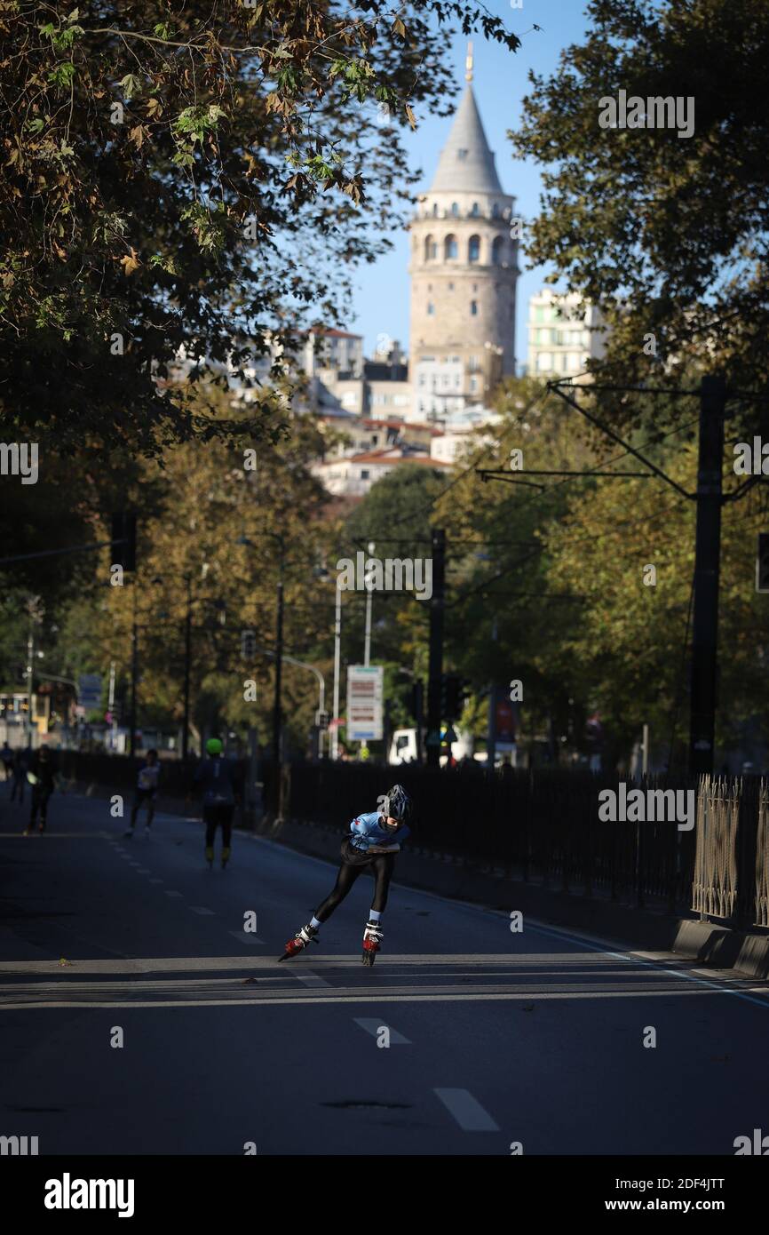 ISTANBUL, TURQUIE - 08 NOVEMBRE 2020 : Skater en 42. Marathon d'Istanbul qui comprend deux continents dans une course. Banque D'Images ISTANBUL, TURQUIE - 08 NOVEMBRE 2020 : Skater en 42. Marathon d'Istanbul qui comprend deux continents dans une course. Banque D'Images