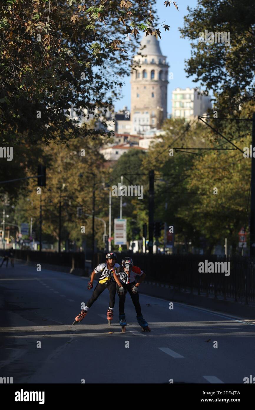 ISTANBUL, TURQUIE - 08 NOVEMBRE 2020 : patineurs en 42. Marathon d'Istanbul qui comprend deux continents dans une course. Banque D'Images ISTANBUL, TURQUIE - 08 NOVEMBRE 2020 : patineurs en 42. Marathon d'Istanbul qui comprend deux continents dans une course. Banque D'Images