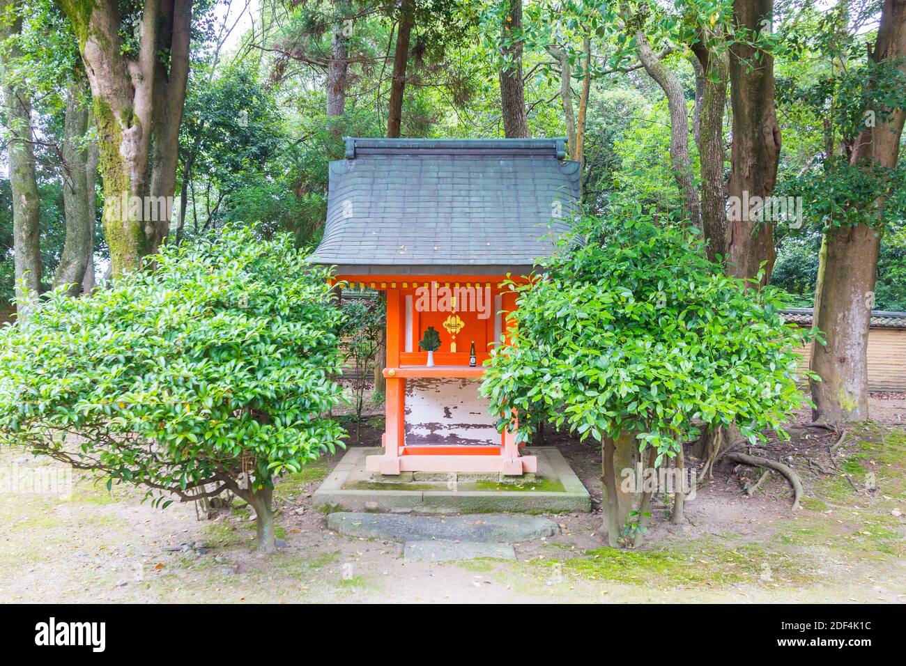 Un petit sanctuaire bouddhiste dans les jardins du temple à Kyoto, au Japon Banque D'Images