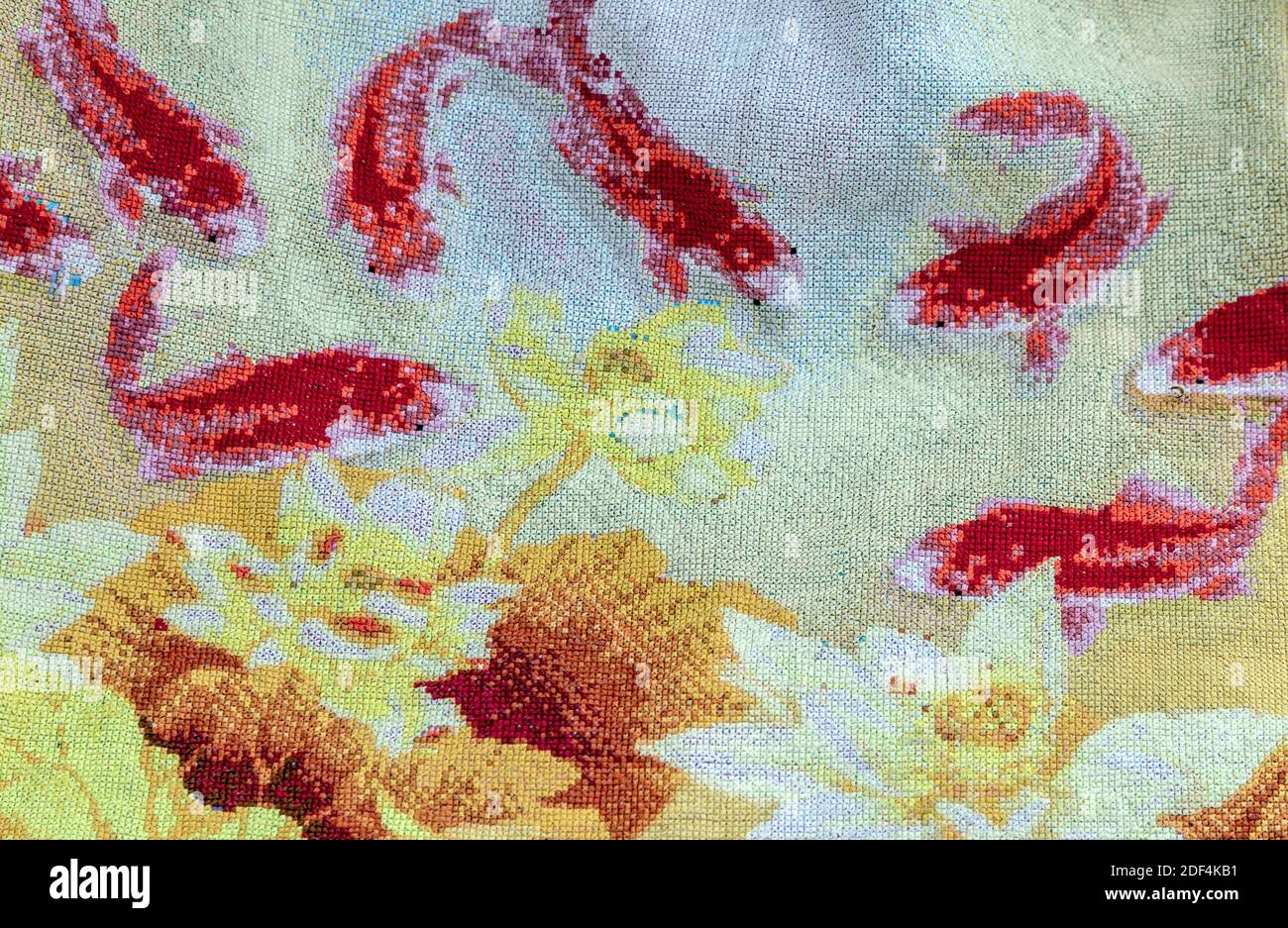 Ensemble brodé de carpes koï japonais poisson coloré motif floral arrière-plan Banque D'Images
